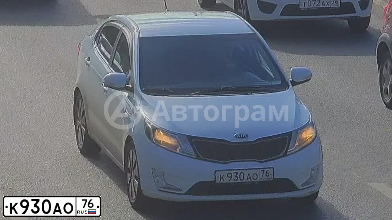 Фото автомобиля KIA RIO, 2013 — госномер К930АО76. Цвет: Белый