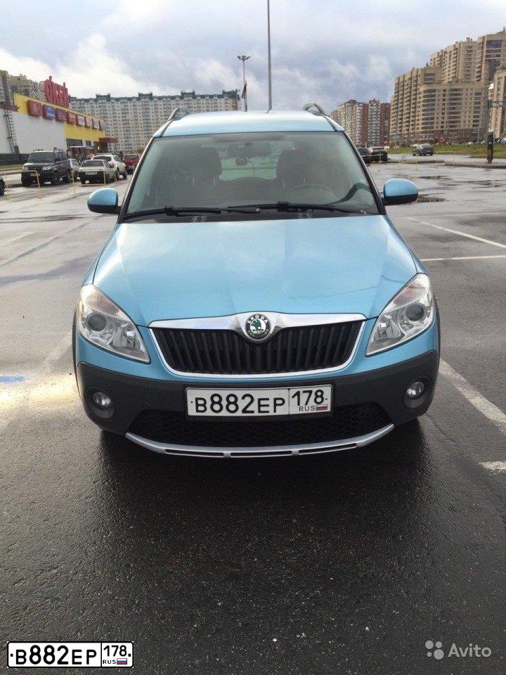 Фото автомобиля SKODA ROOMSTER, 2011 — госномер В882ЕР178. Цвет: ГОЛУБОЙ