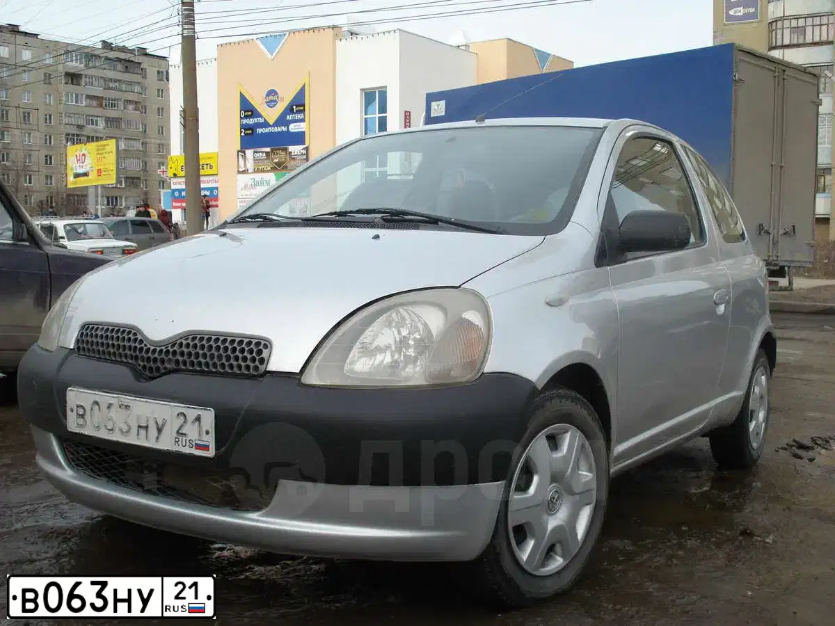 Фото автомобиля TOYOTA YARIS, 2000 — госномер В908ТО21. Цвет: СЕРЕБРИСТЫЙ