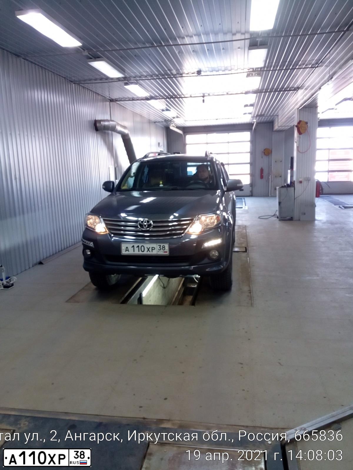 Фото автомобиля TOYOTA FORTUNER, 2013 — госномер А110ХР38. Цвет: СЕРЫЙ