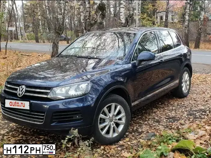 Фото автомобиля VOLKSWAGEN TOUAREG, 2011 — госномер Р211АР47. Цвет: синий