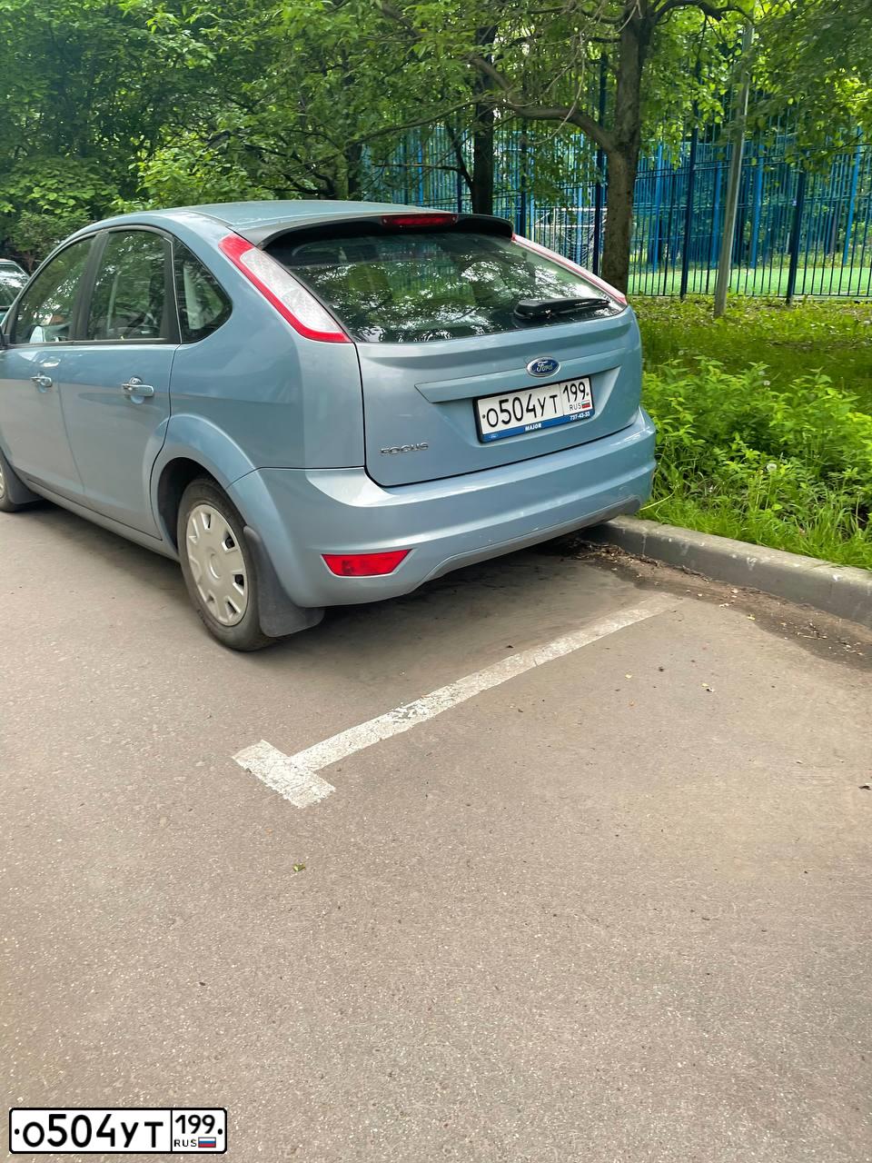 Фото автомобиля FORD FOCUS, 2010 — госномер О504УТ199. Цвет: Серо-голубой