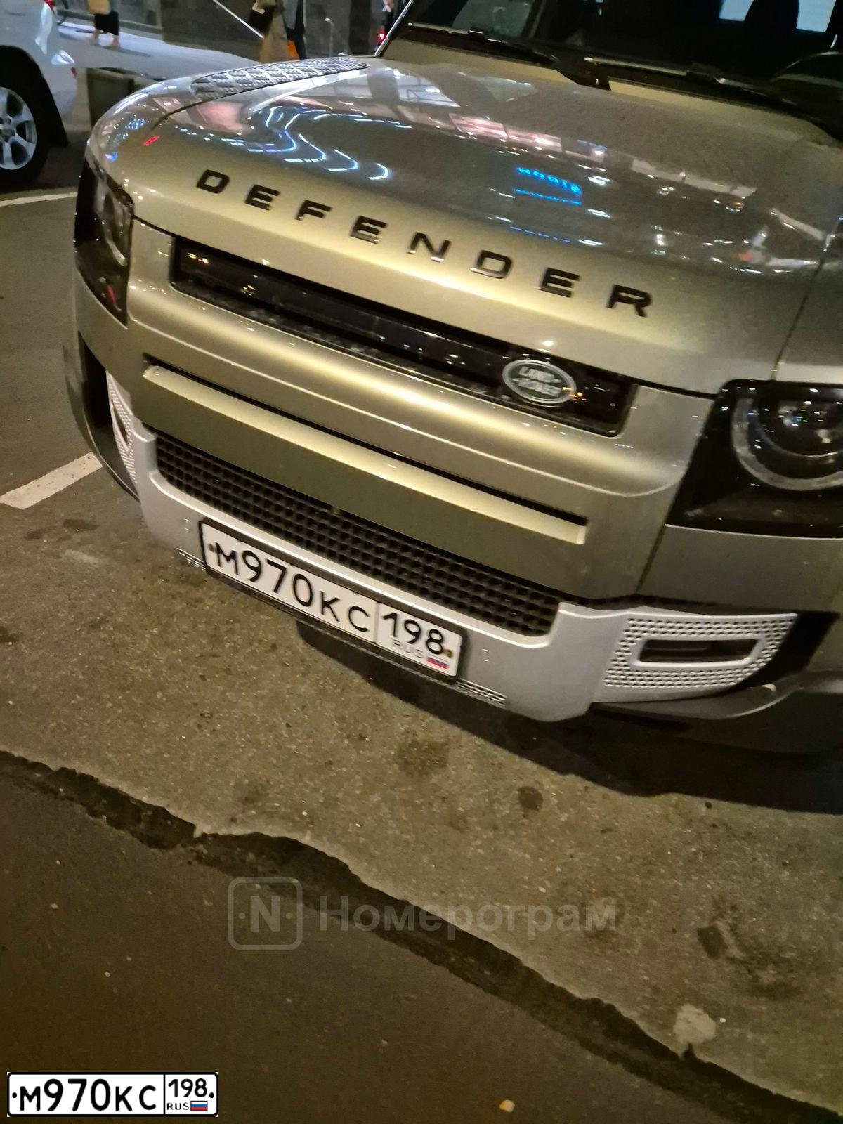 Фото автомобиля LAND ROVER DEFENDER, 2021 — госномер М970КС198. Цвет: ЗЕЛЕНЫЙ