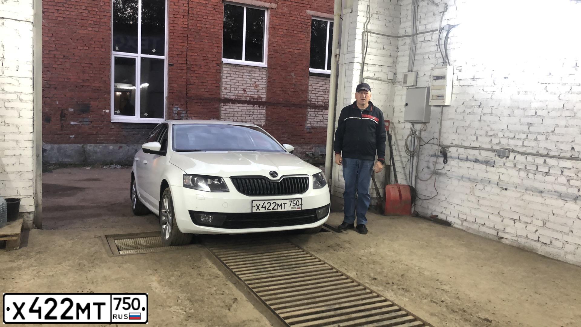 Фото автомобиля SKODA OCTAVIA, 2015 — госномер Е322НА761. Цвет: Белый