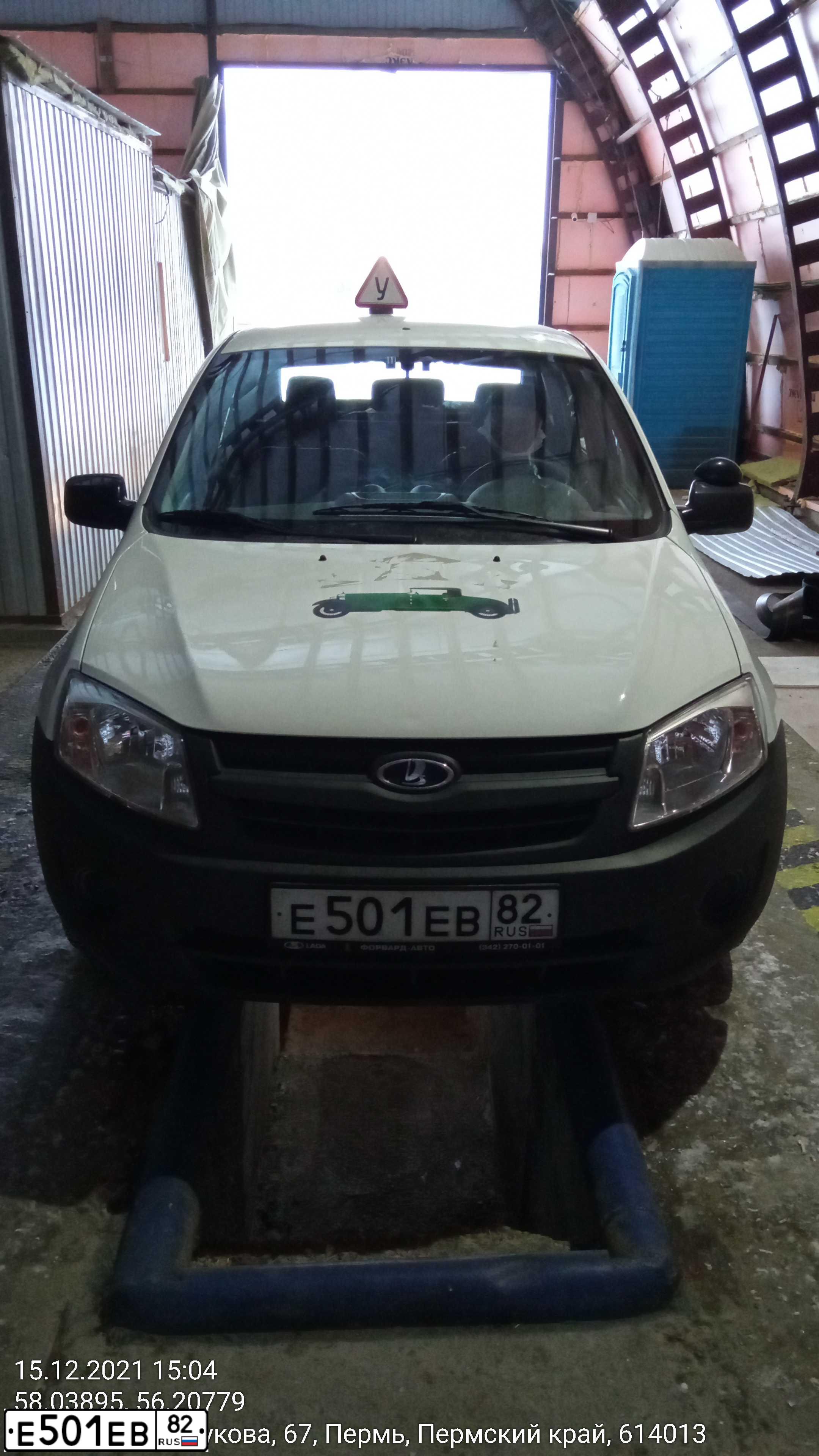 Фото автомобиля LADA 2190 GRANTA, 2016 — госномер Е501ЕВ82. Цвет: БЕЛЫЙ