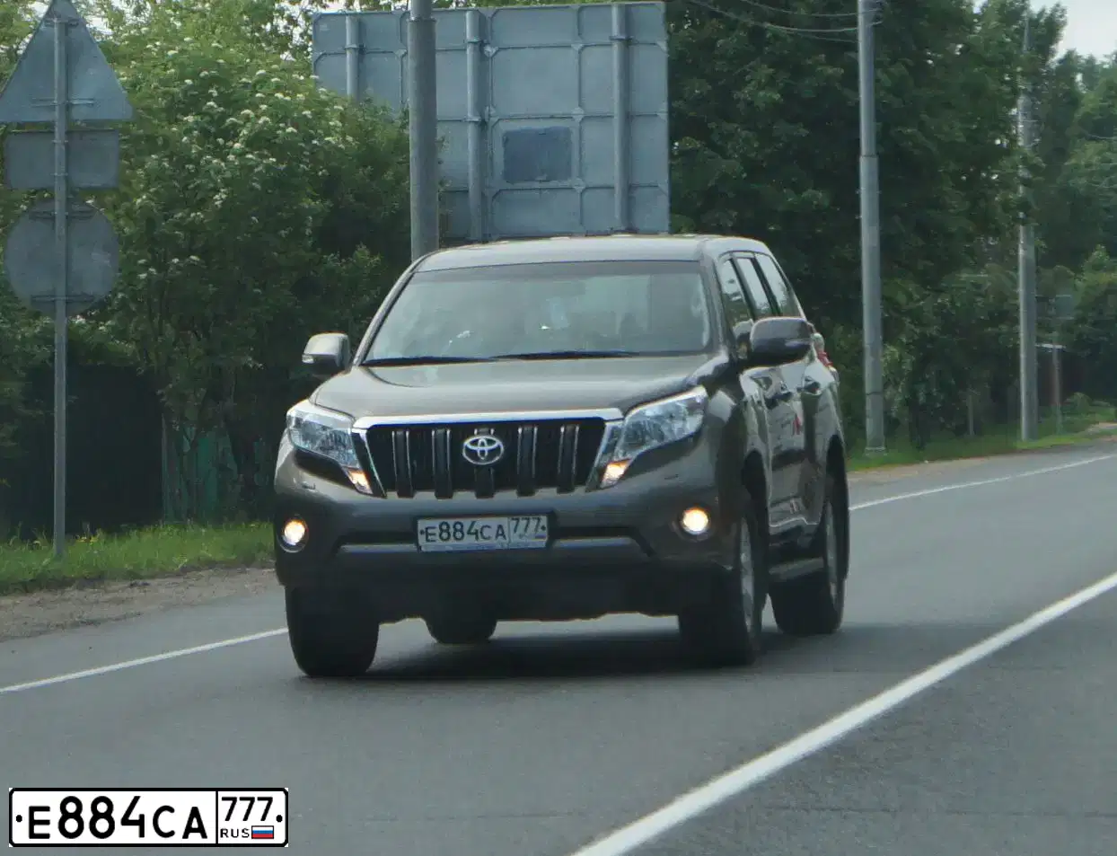 Фото автомобиля TOYOTA LANDCRUISER, 2015 — госномер Е884СА777. Цвет: БРОНЗОВЫЙ
