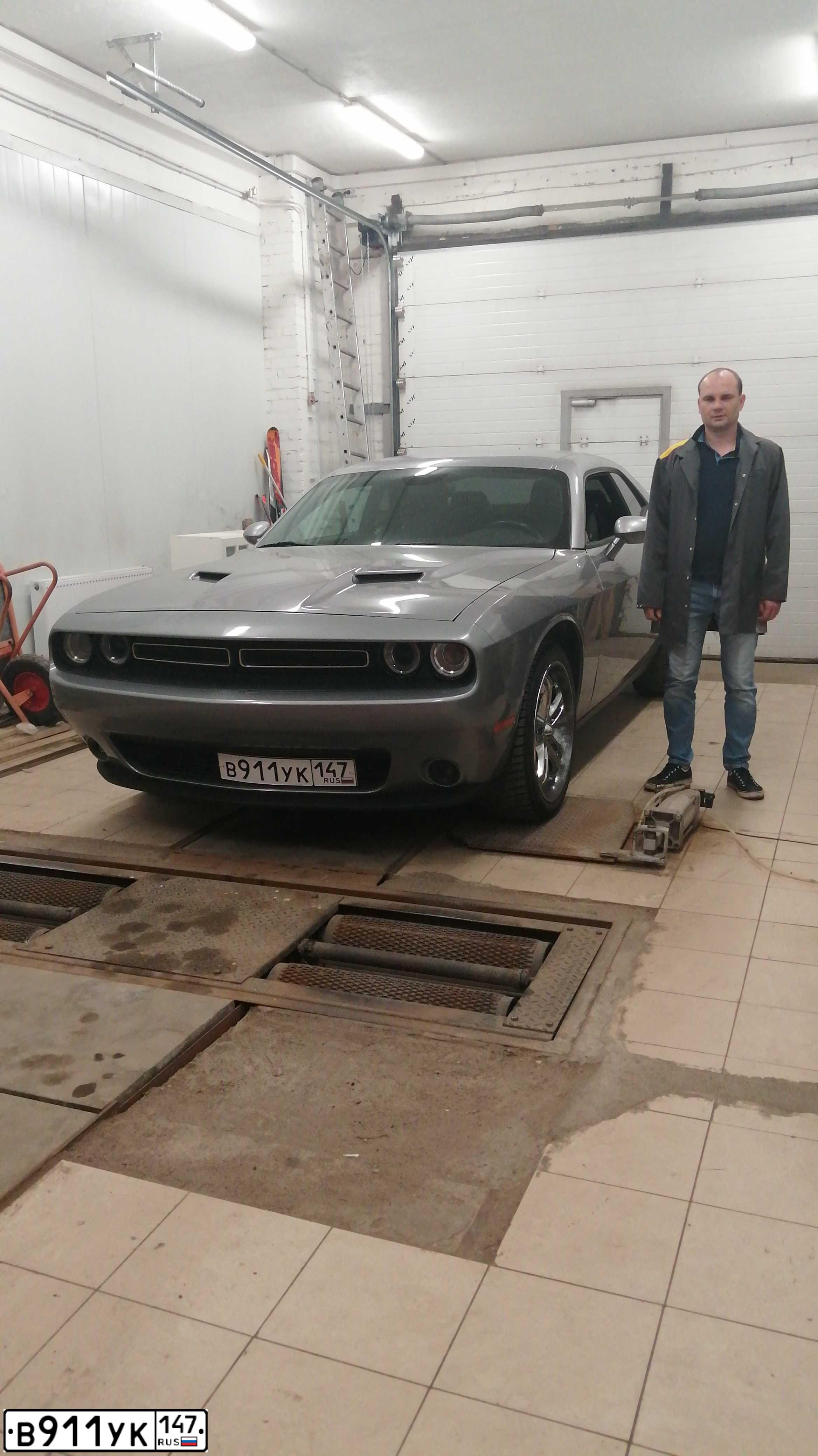 Фото автомобиля DODGE CHALLENGER, 2014 — госномер В911УК147. Цвет: СЕРЕБРИСТЫЙ МЕТАЛЛИК