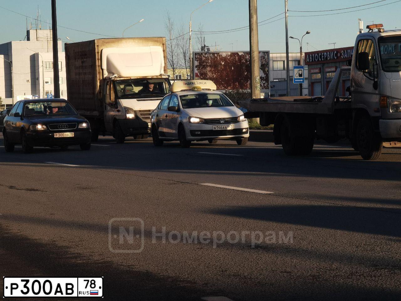 Фото автомобиля AUDI A6, 1995 — госномер Р300АВ78. Цвет: СИНИЙ