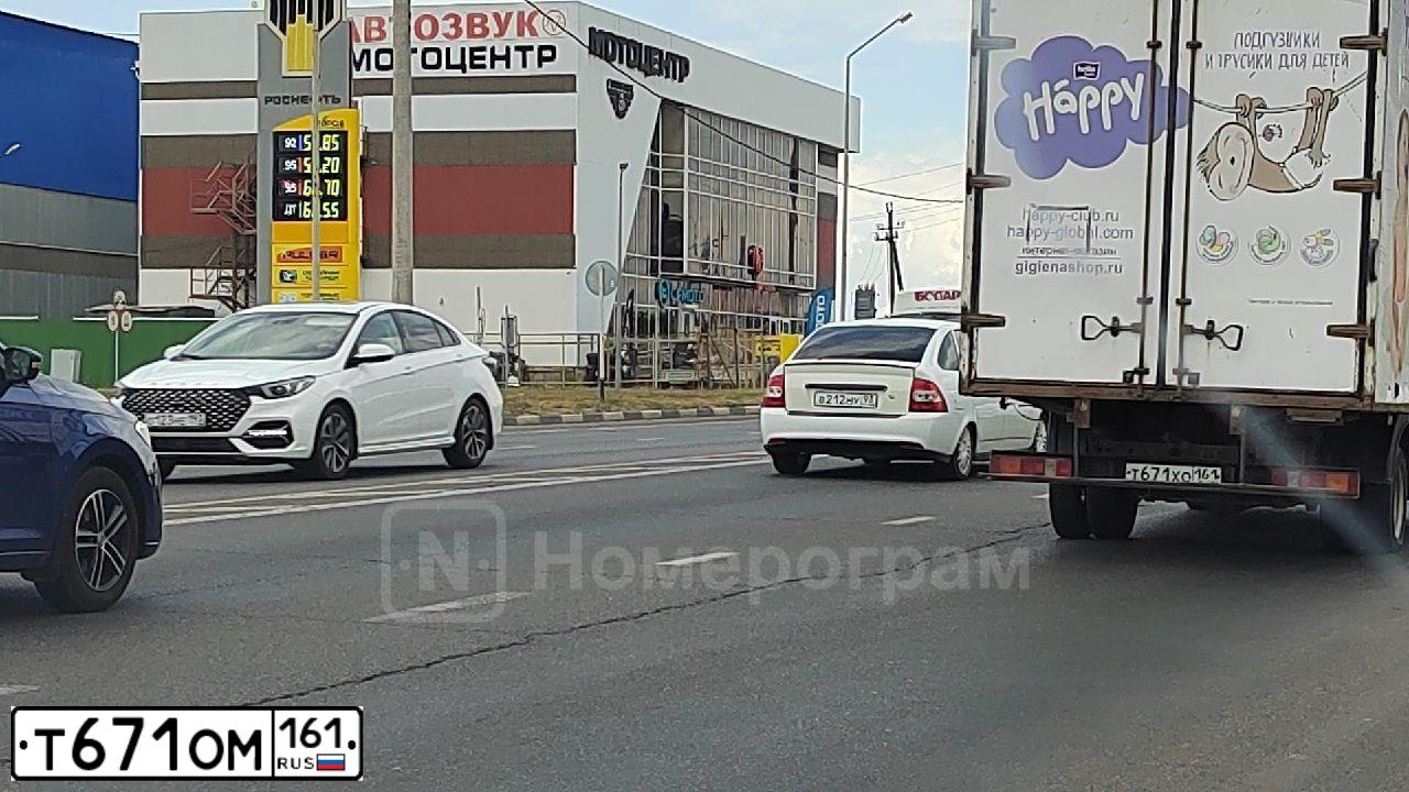 Фото автомобиля FORD FOCUS, 2005 — госномер Т671ОМ161. Цвет: СИНИЙ