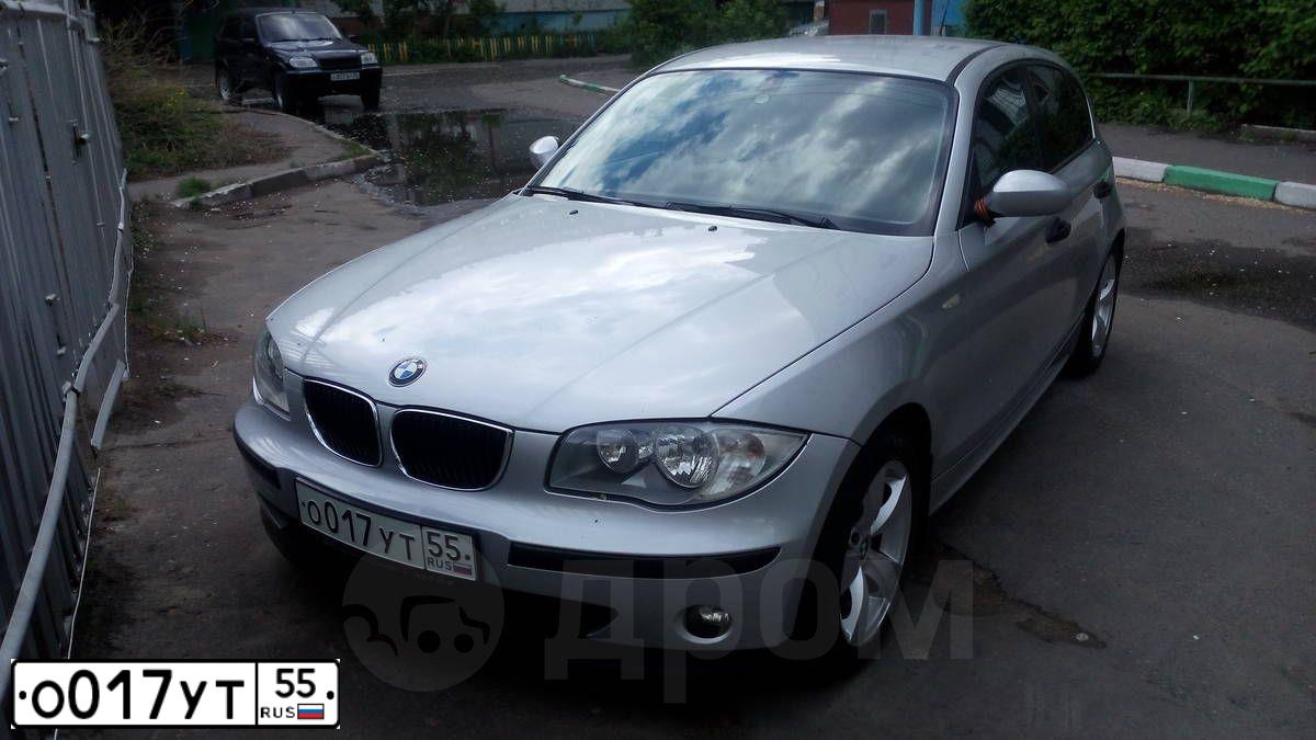 Фото автомобиля BMW SERIE 1, 2005 — госномер О017УТ55. Цвет: Серебристый