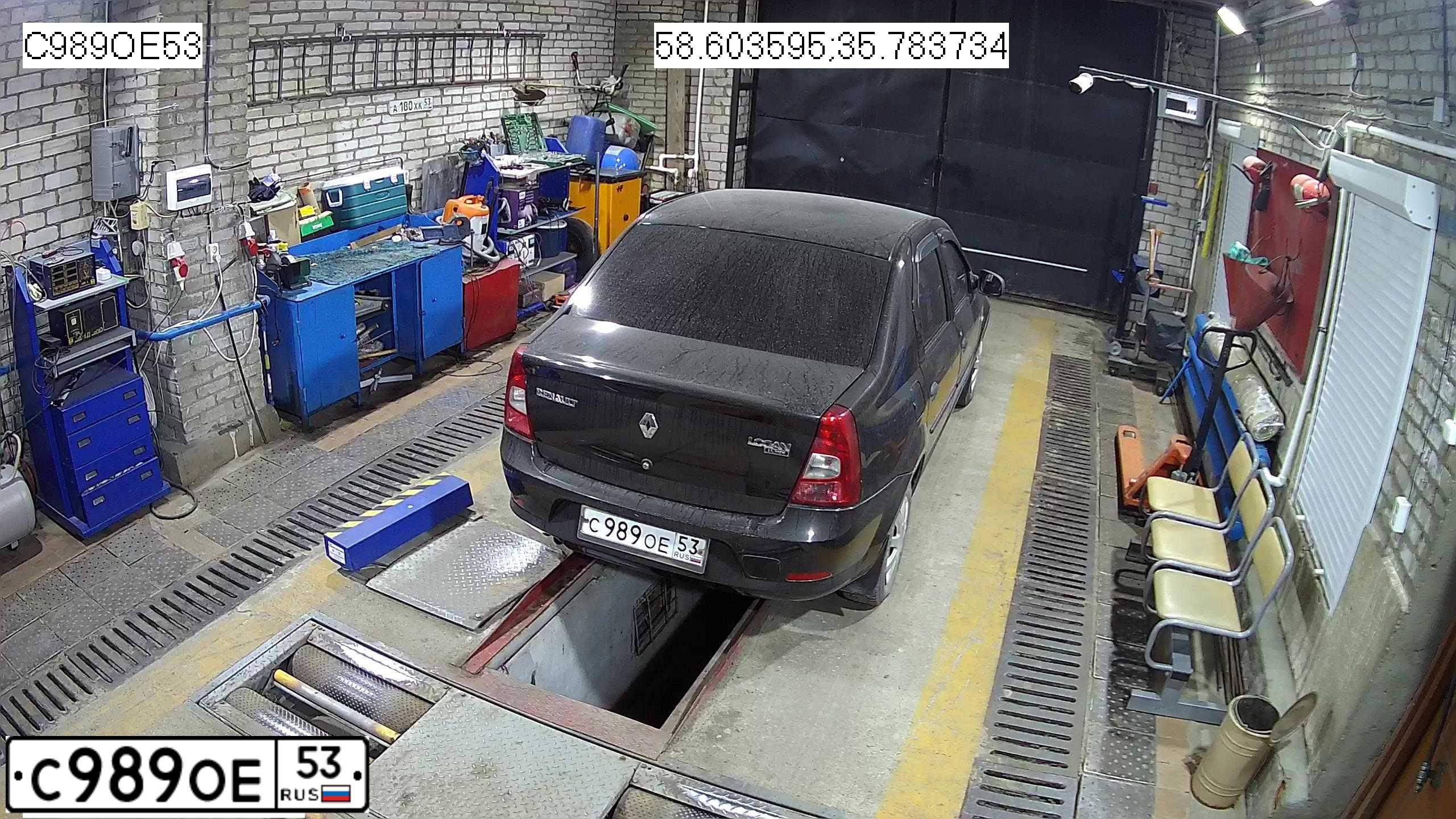 Фото автомобиля RENAULT LOGAN, 2010 — госномер С989ОЕ53. Цвет: ЧЕРНЫЙ