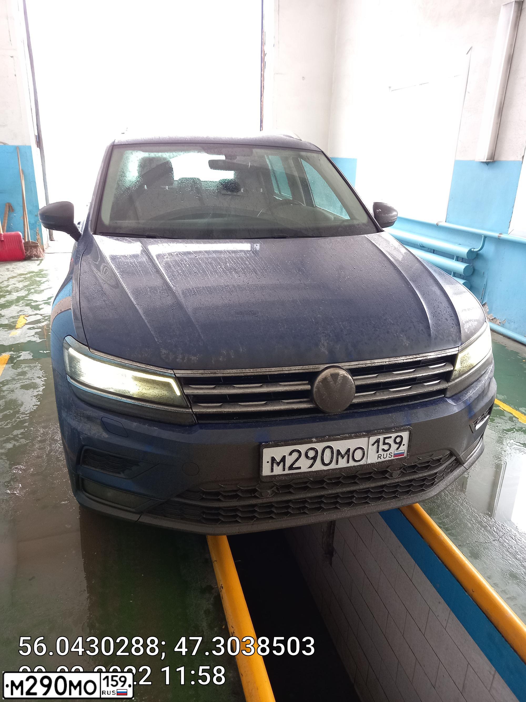 Фото автомобиля VOLKSWAGEN TIGUAN, 2018 — госномер М518ЕХ21. Цвет: ЯРКО-СИНИЙ