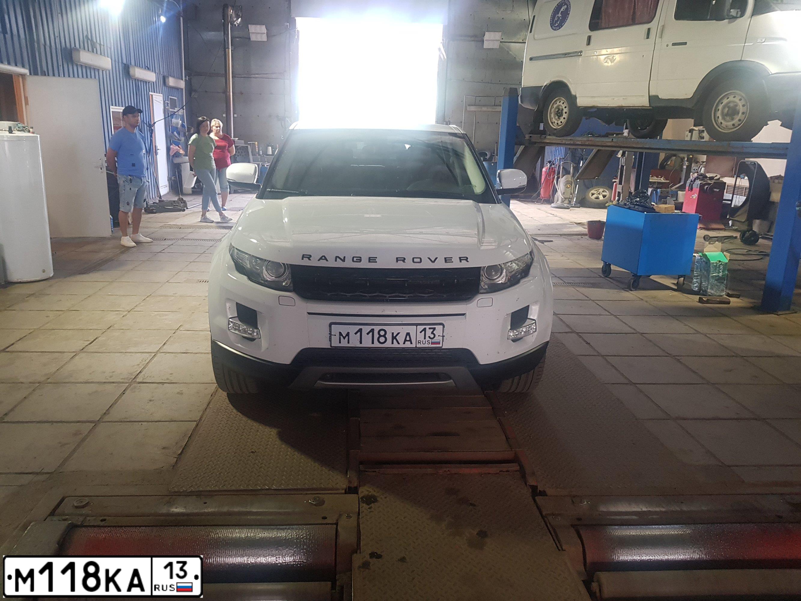 Фото автомобиля LANDROVER RANGE ROVER EVOQUE, 2012 — госномер К999МО13. Цвет: ЯРКО-БЕЛЫЙ