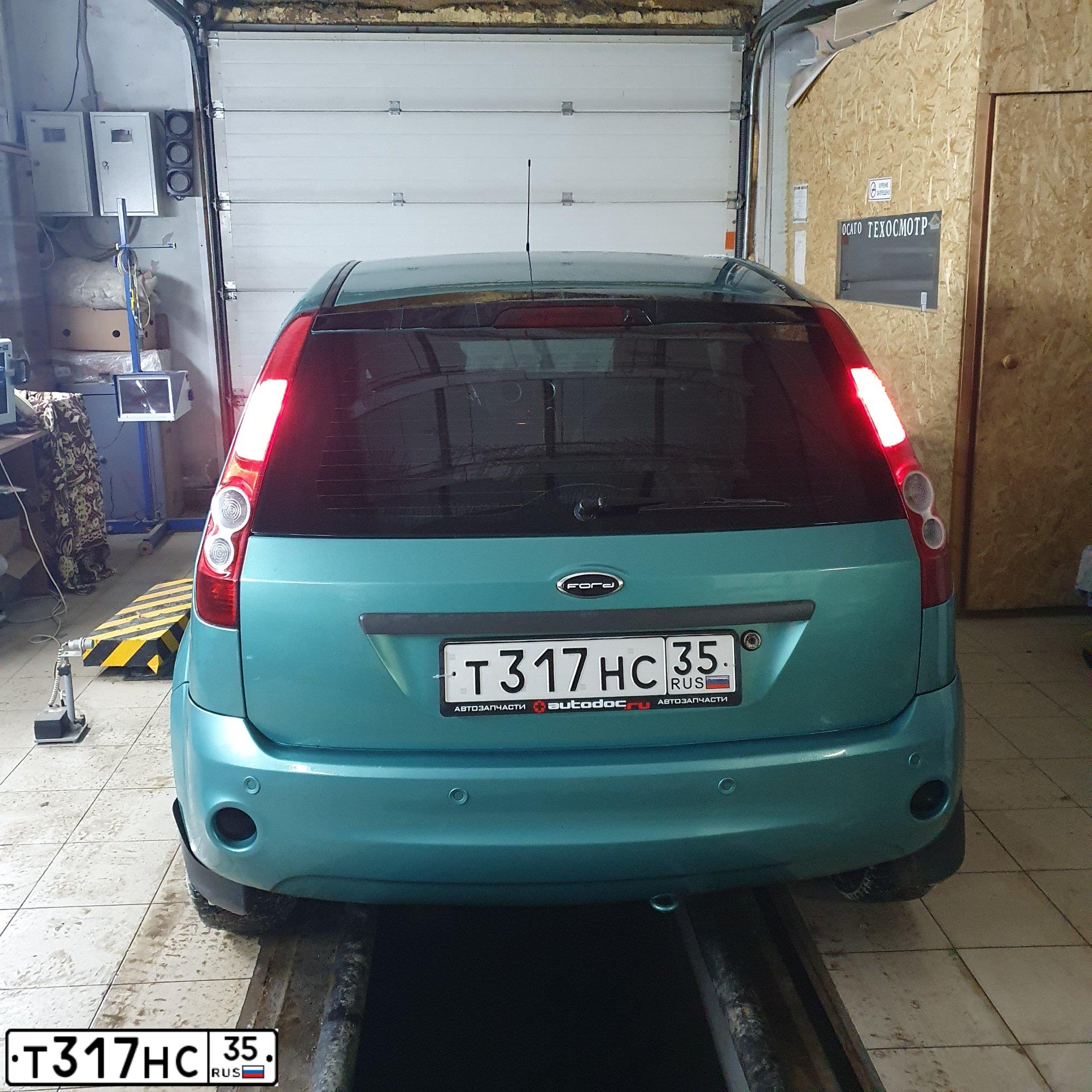 Фото автомобиля FORD FIESTA / ASPIRE, 2006 — госномер М274НВ35. Цвет: Темно-зеленый