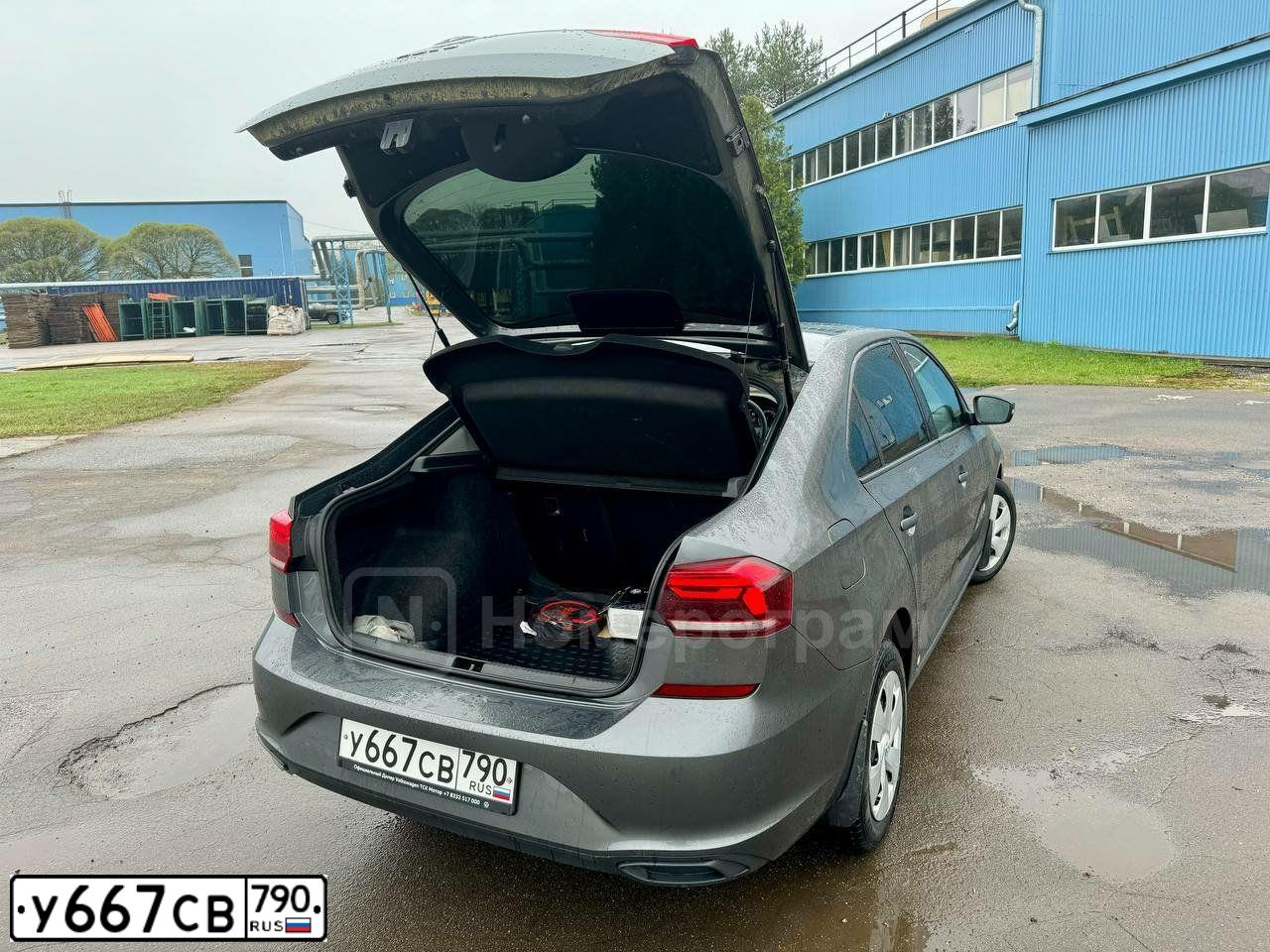 Фото автомобиля VOLKSWAGEN POLO, 2020 — госномер У667СВ790. Цвет: СЕРЫЙ