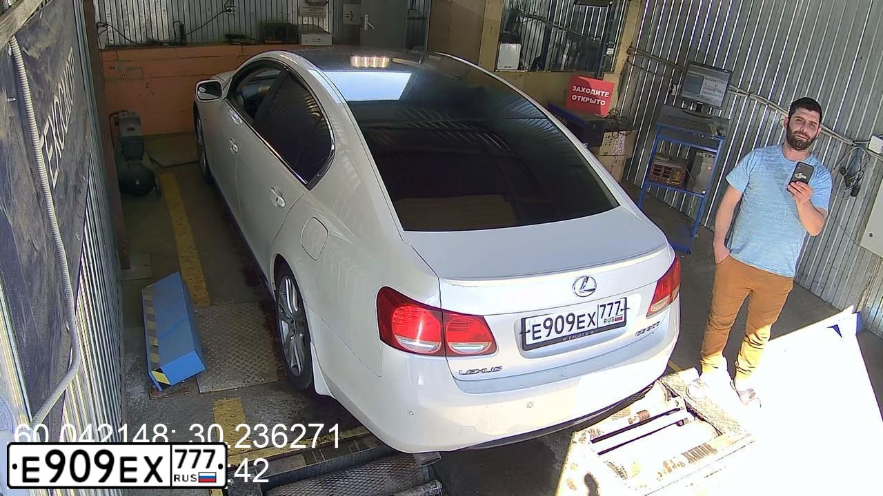 Фото автомобиля MERCEDES E-KLASSE, 1992 — госномер Х736РВ178. Цвет: СЕРЫЙ