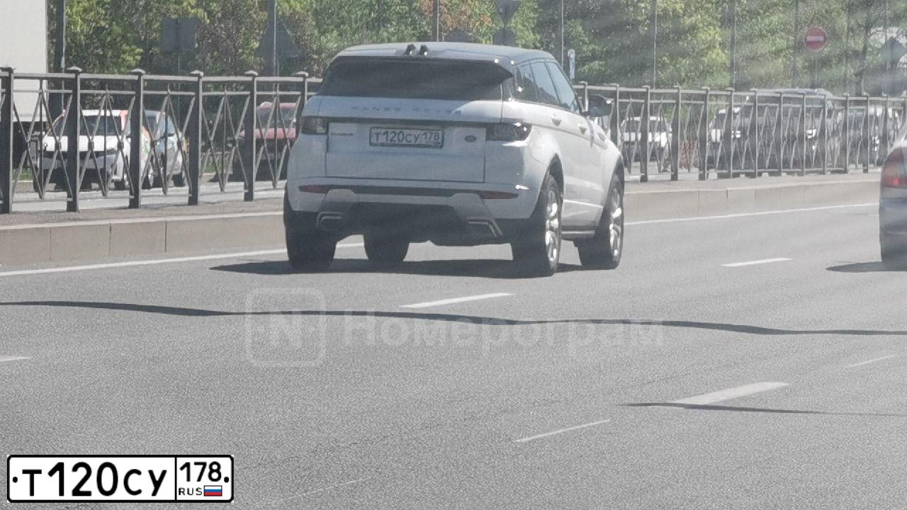 Фото автомобиля LANDROVER RANGE ROVER EVOQUE, 2015 — госномер Т120СУ178. Цвет: ЯРКО-БЕЛЫЙ