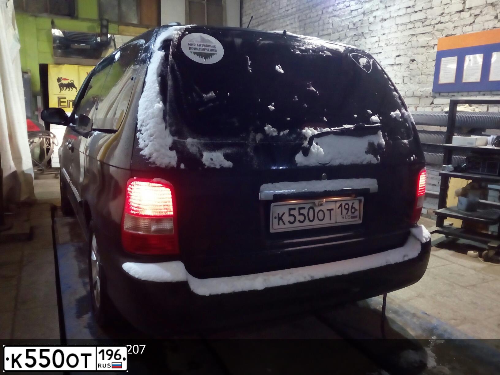 Фото автомобиля KIA CARENS, 2005 — госномер Р029ЕР977. Цвет: ЧЕРНЫЙ