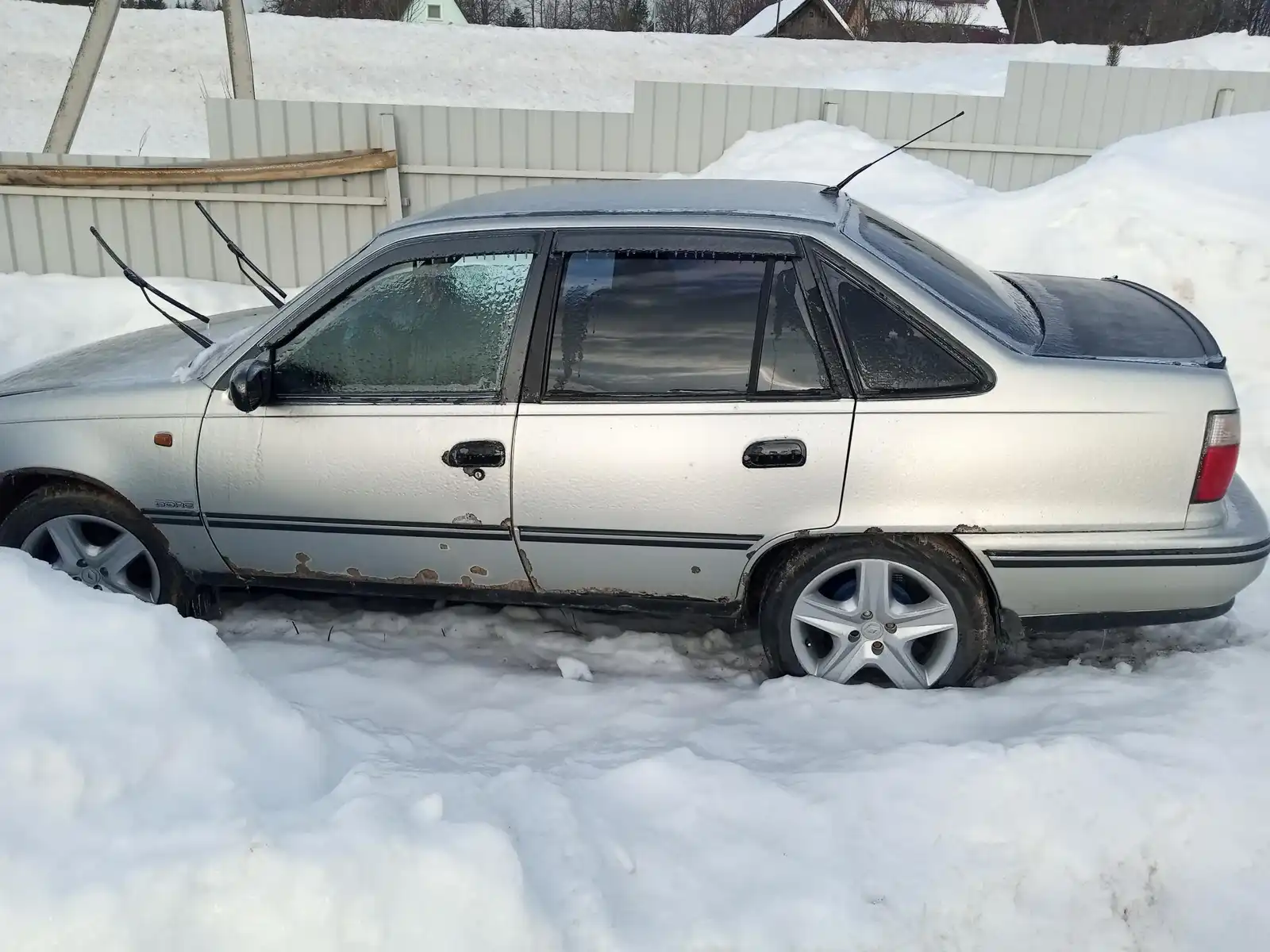Фото автомобиля DAEWOO NEXIA, 2006 — госномер В425ВУ150. Цвет: БЕЛЫЙ(СЕРЕБРИСТЫЙ