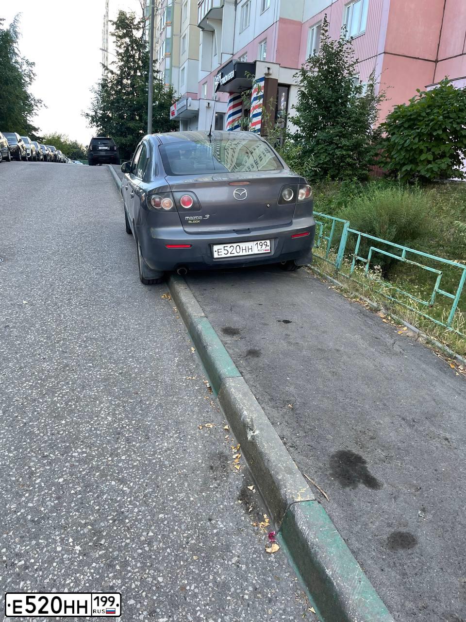 Фото автомобиля MAZDA 3, 2008 — госномер Е520НН199. Цвет: СЕРЫЙ