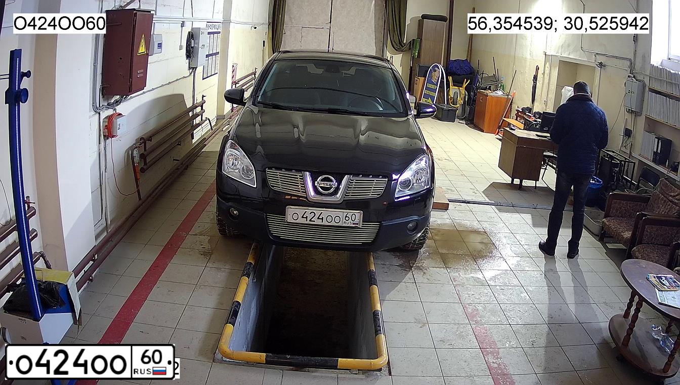 Фото автомобиля NISSAN QASHQAI, 2008 — госномер О424ОО60. Цвет: ЧЕРНЫЙ