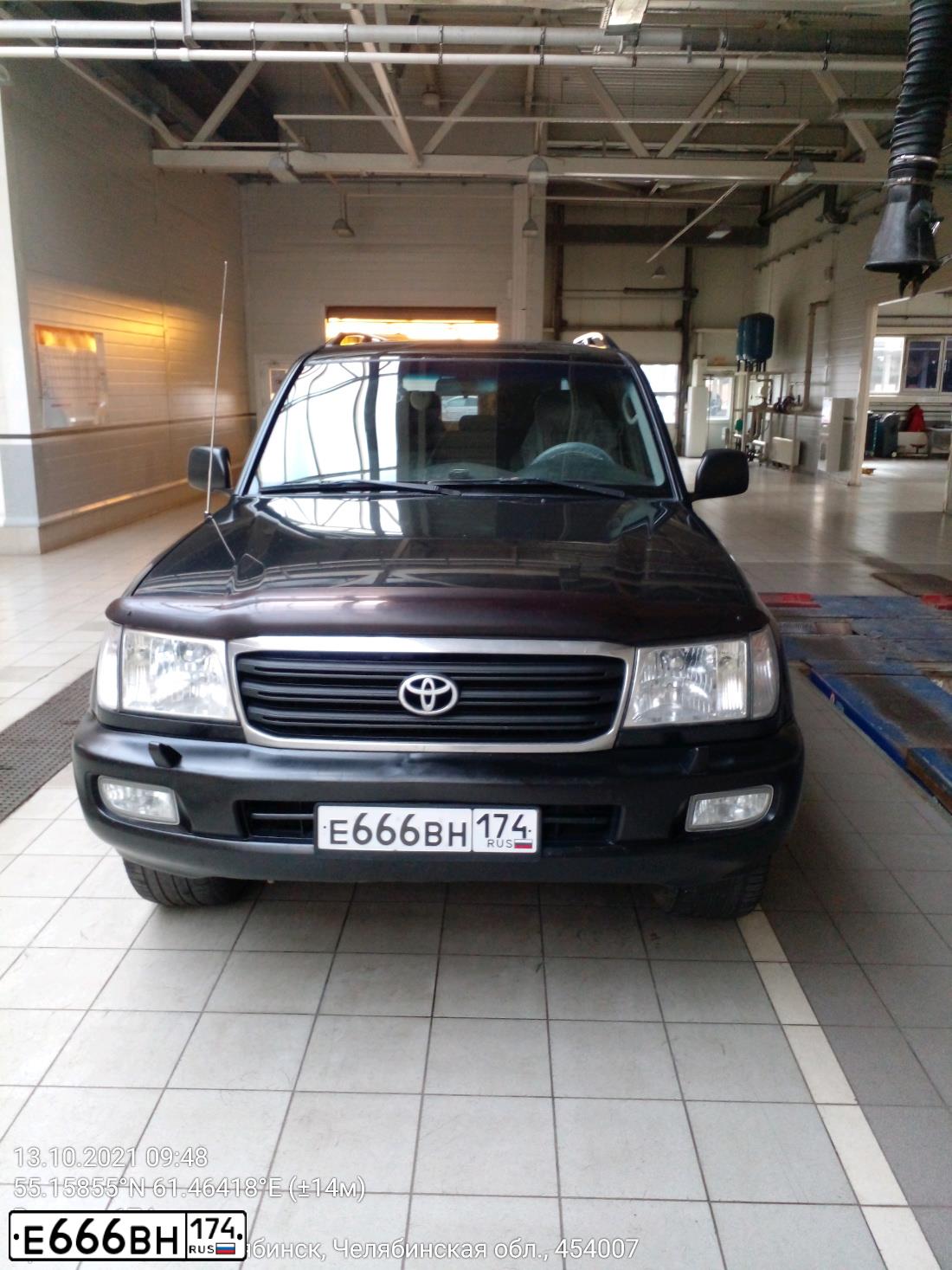Фото автомобиля TOYOTA LANDCRUISER, 2004 — госномер Е666ВН174. Цвет: ЧЕРНЫЙ