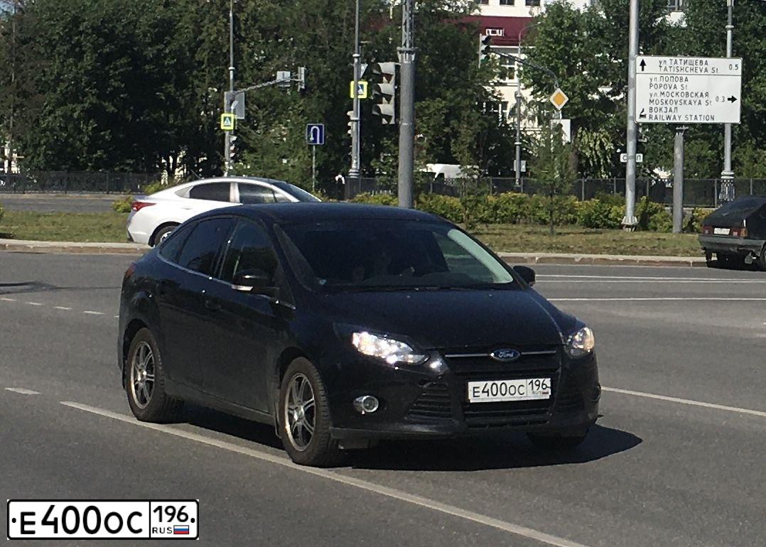Фото автомобиля FIAT 500, 2008 — госномер Е400ОС196. Цвет: Красный