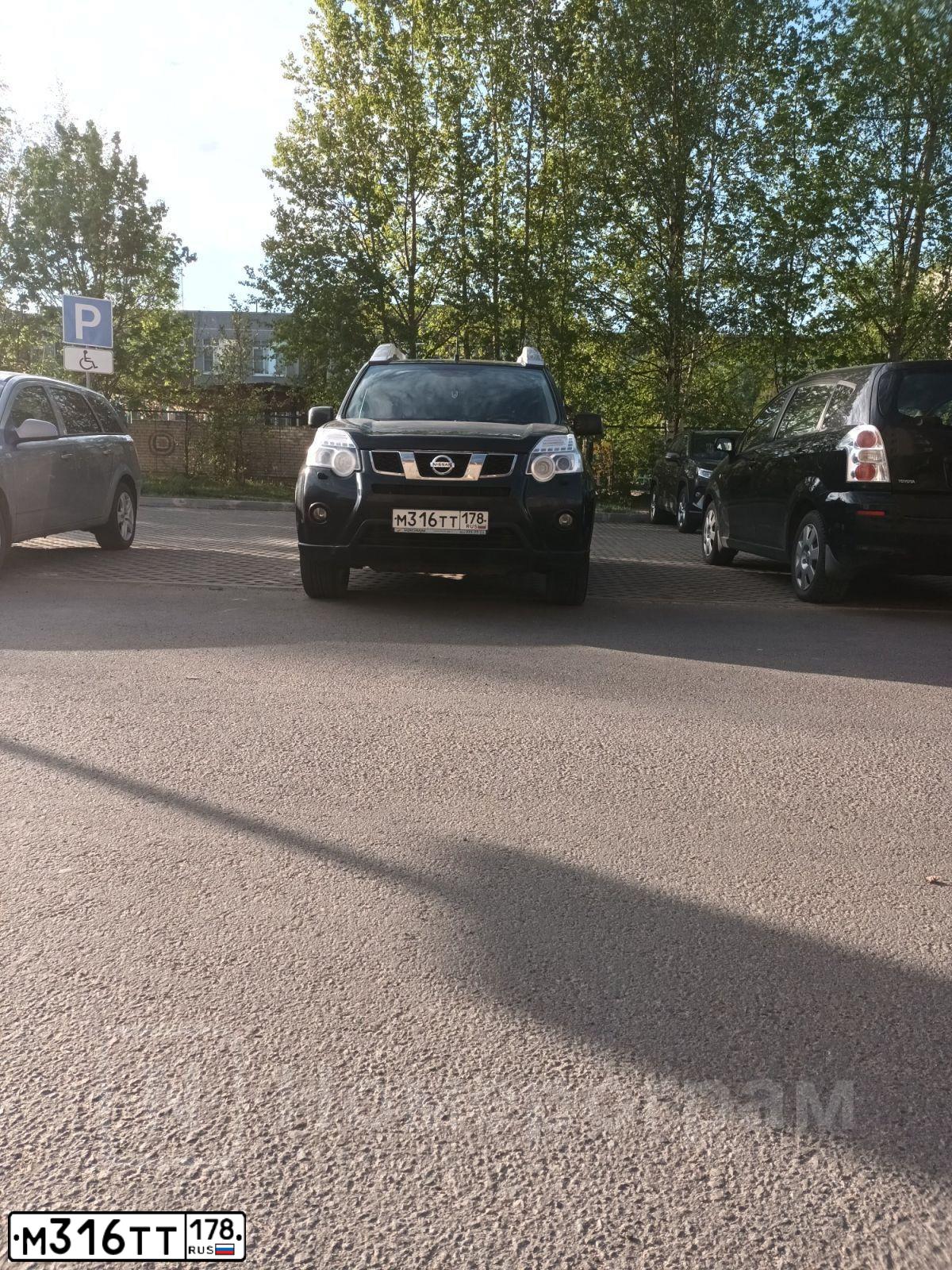 Фото автомобиля NISSAN X-TRAIL, 2012 — госномер Е015ВО147. Цвет: ЧЕРНЫЙ