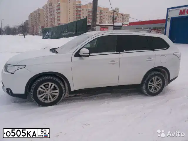 Фото автомобиля TOYOTA LANDCRUISER, 2015 — госномер О505КА50. Цвет: Белый