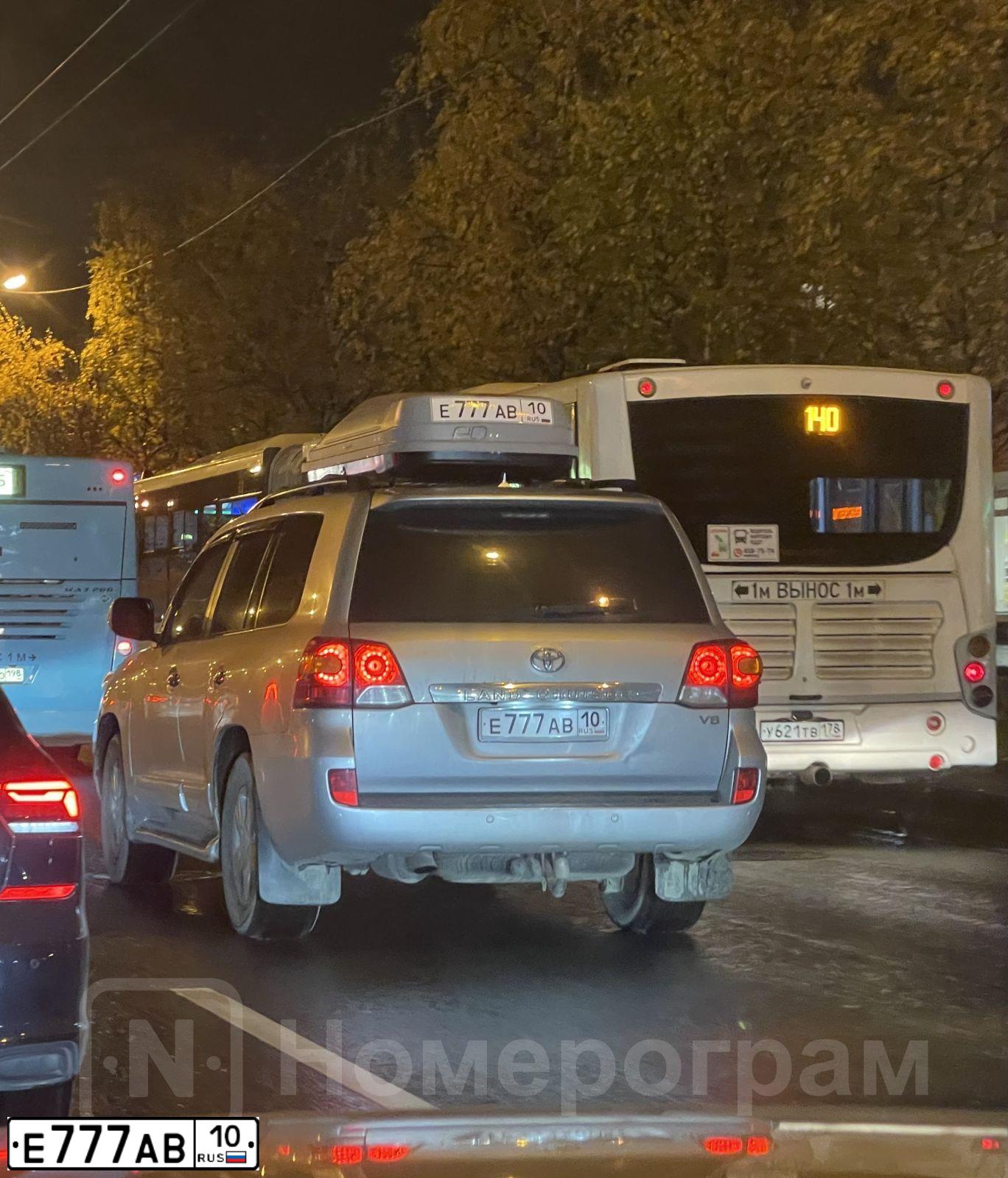 Фото автомобиля TOYOTA LANDCRUISER 200, 2014 — госномер М373КЕ10. Цвет: Серебристый