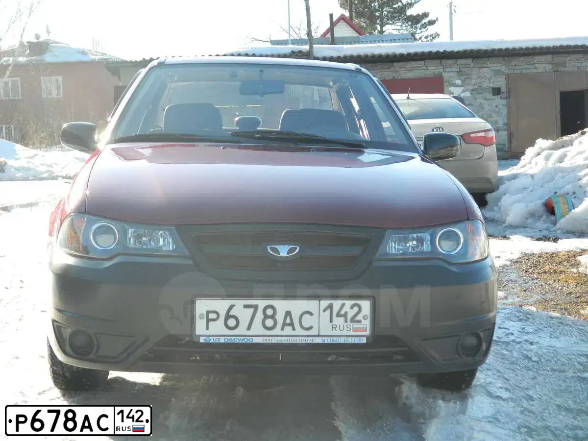 Фото автомобиля ДЭУ НЕКСИА, 2012 — госномер В143СТ122. Цвет: ВИШНЕВЫЙ