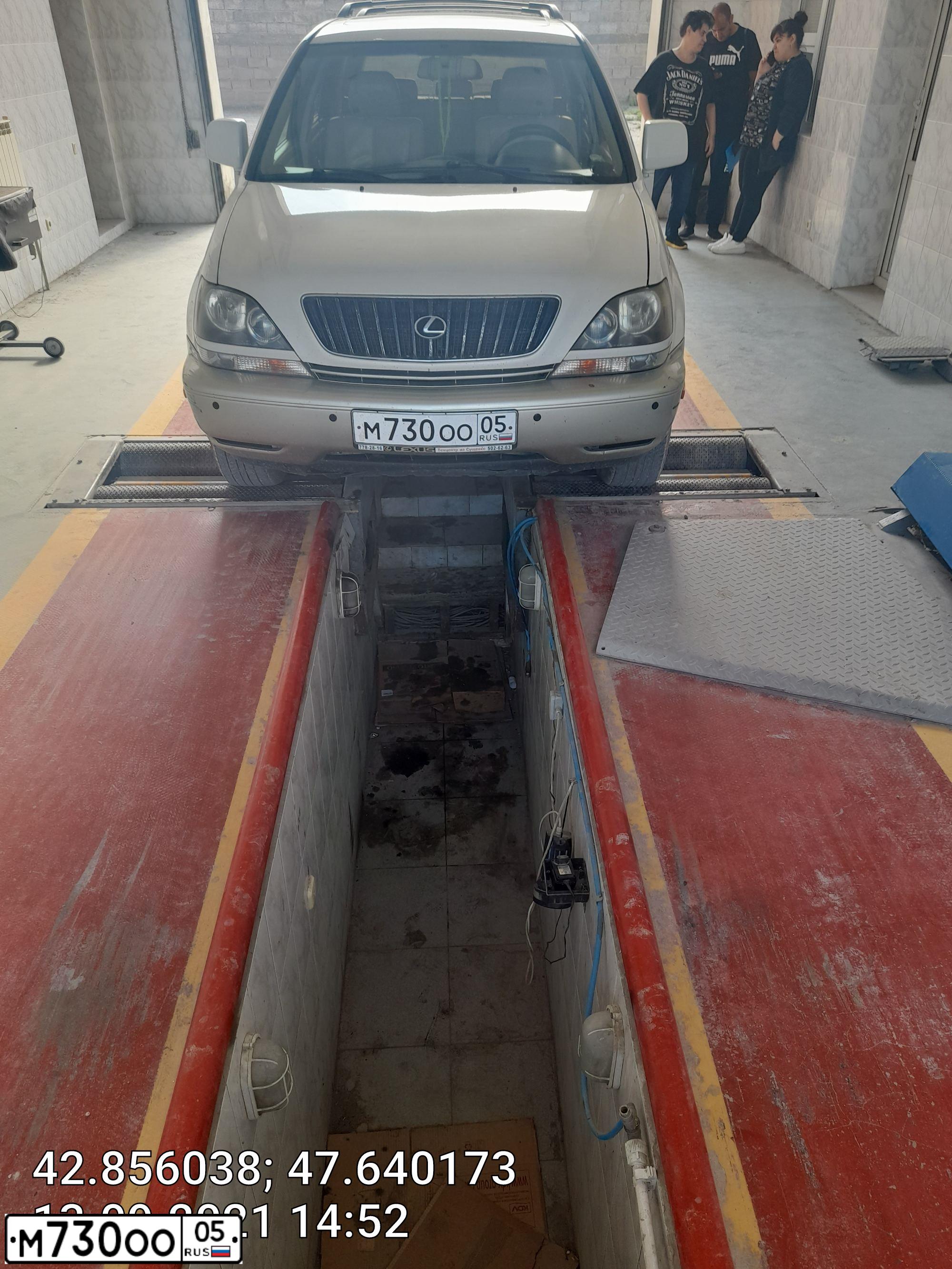 Фото автомобиля LEXUS RX, 2000 — госномер О689НО97. Цвет: Белый
