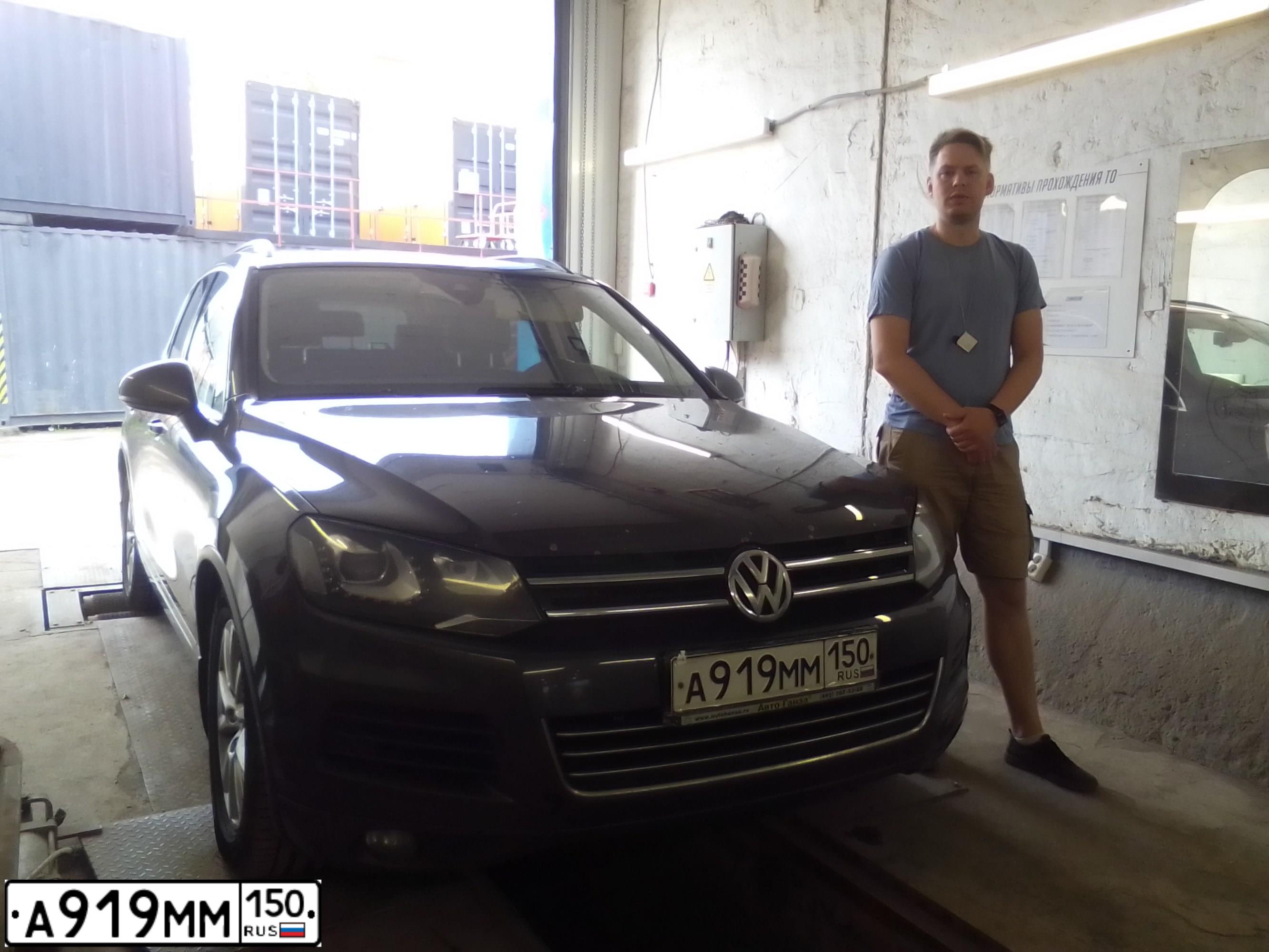 Фото автомобиля VOLKSWAGEN TOUAREG, 2011 — госномер А919ММ150. Цвет: ЧЕРНО-СЕРЫЙ