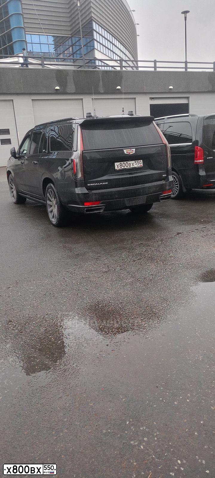 Фото автомобиля CADILLAC ESCALADE ЕSV, 2022 — госномер Х800ВХ550. Цвет: ЧЕРНЫЙ
