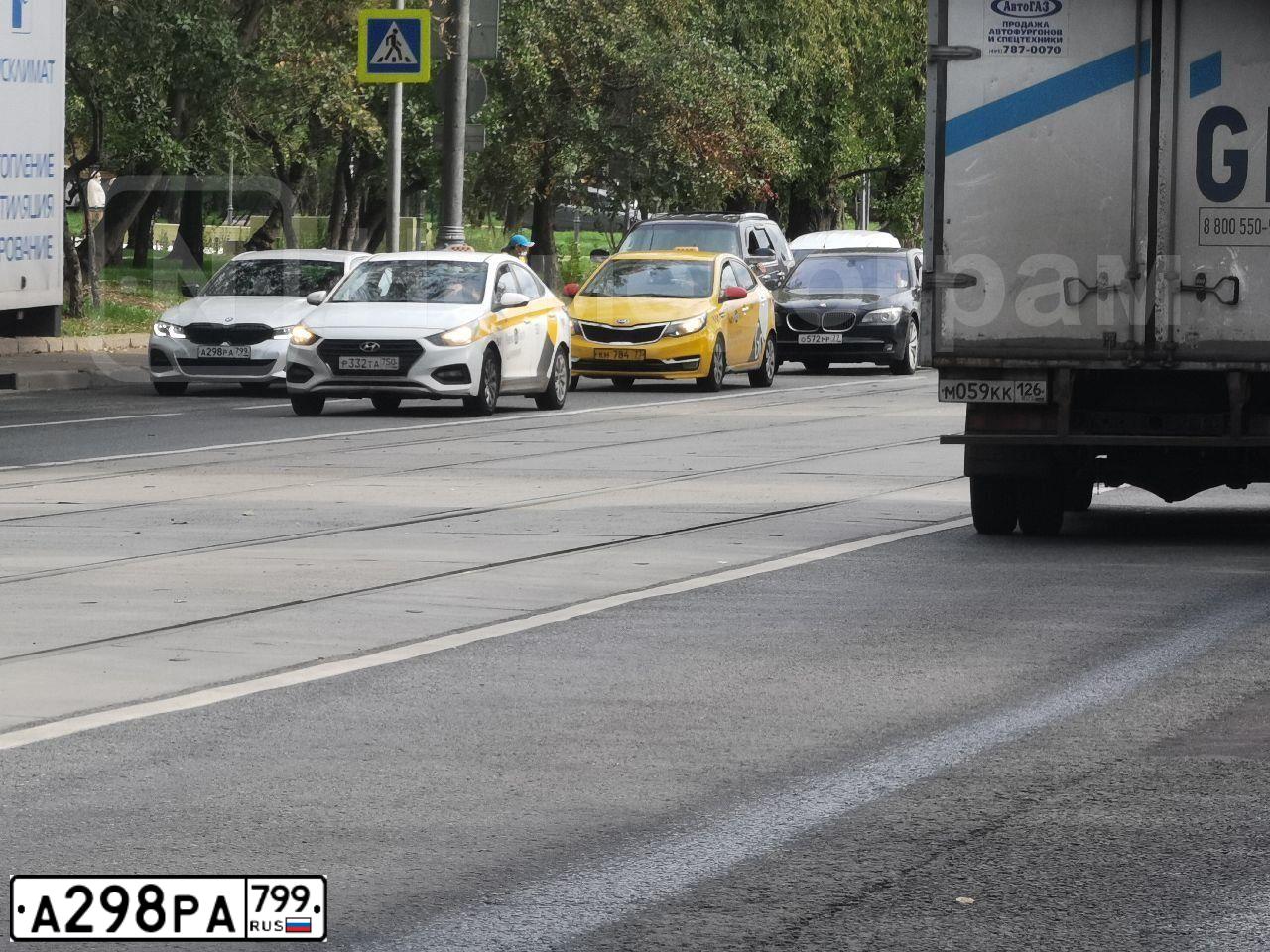 Фото автомобиля BMW W SERIE 3, 2019 — госномер А298РА799. Цвет: Белый