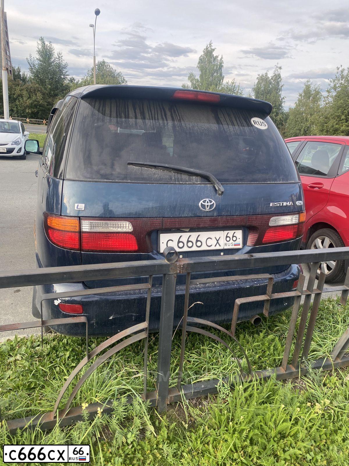 Фото автомобиля LADA 2111 LADA, 2004 — госномер С666СХ66. Цвет: СВЕТЛО-СЕРЕБРИСТЫЙ