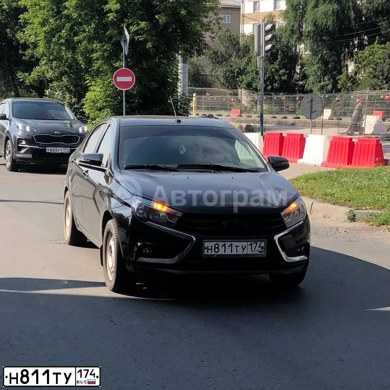 Фото автомобиля LADA VESTA, 2016 — госномер Н811ТУ174. Цвет: ЧЕРНЫЙ