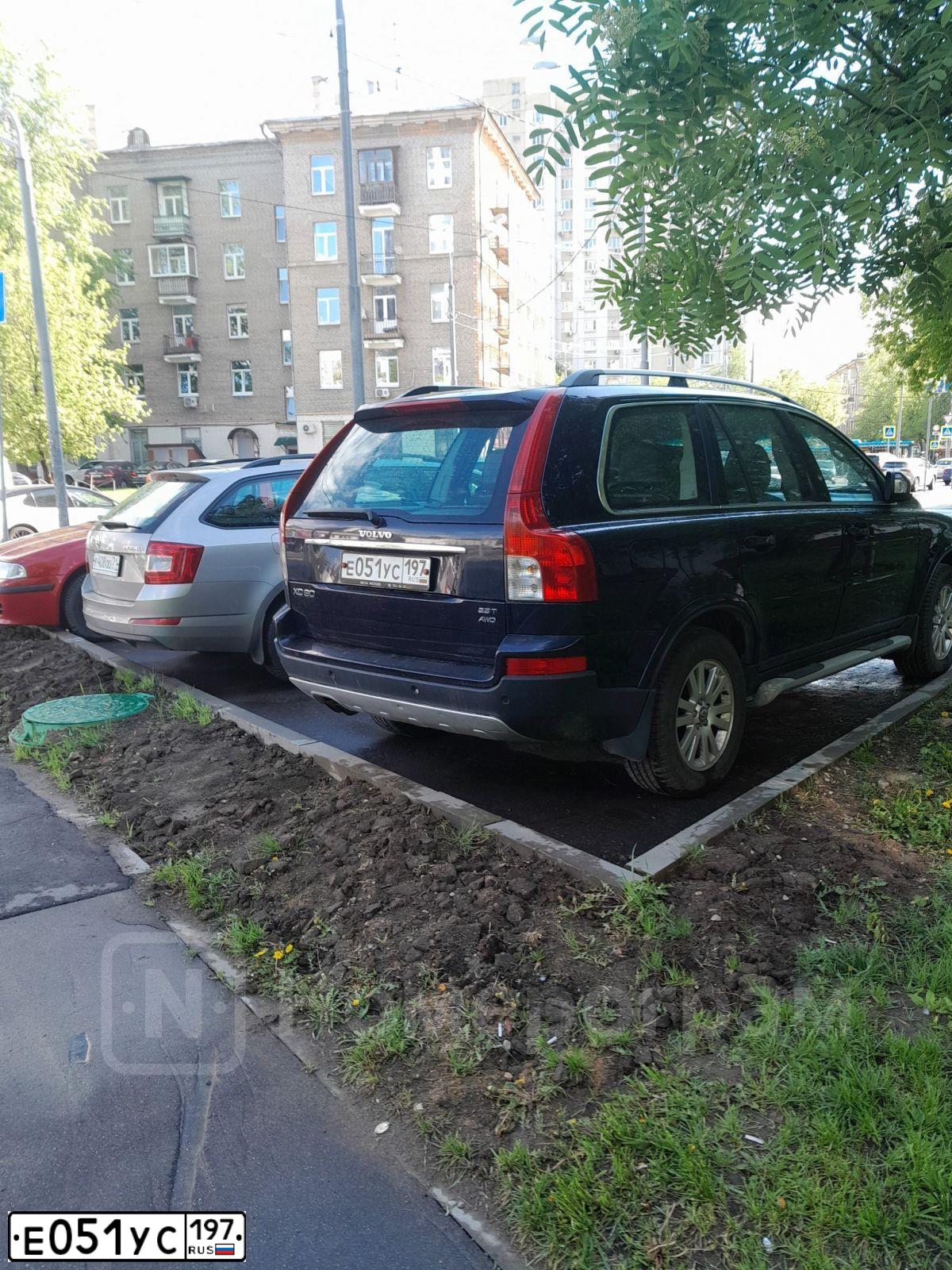 Фото автомобиля VOLVO XC90, 2007 — госномер Е051УС197. Цвет: СИНИЙ ТЕМНЫЙ