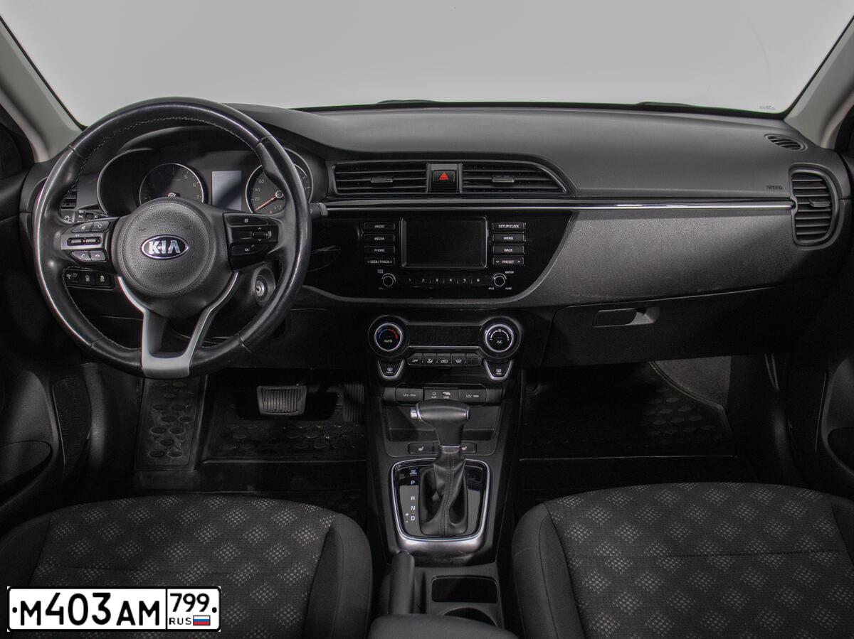Фото автомобиля KIA RIO, 2017 — госномер М403АМ799. Цвет: БЕЛЫЙ