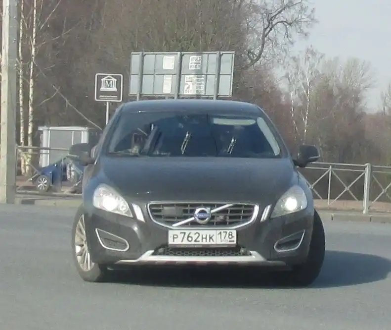 Фото автомобиля VOLVO S60, 2010 — госномер М931СМ164. Цвет: ЧЕРНЫЙ