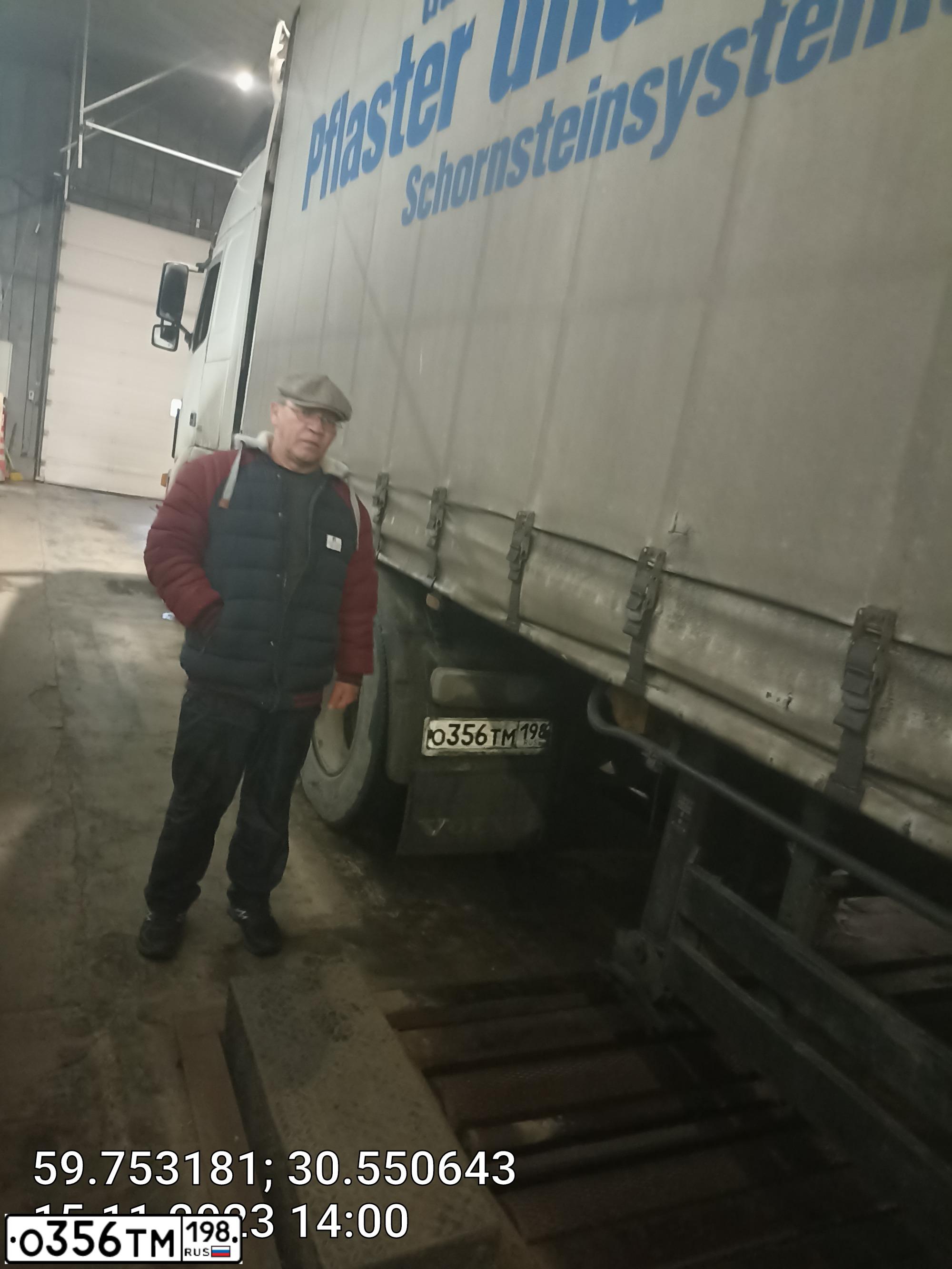 Фото автомобиля VOLVO SERIE FH /4X2/, 2003 — госномер О356ТМ198. Цвет: Белый