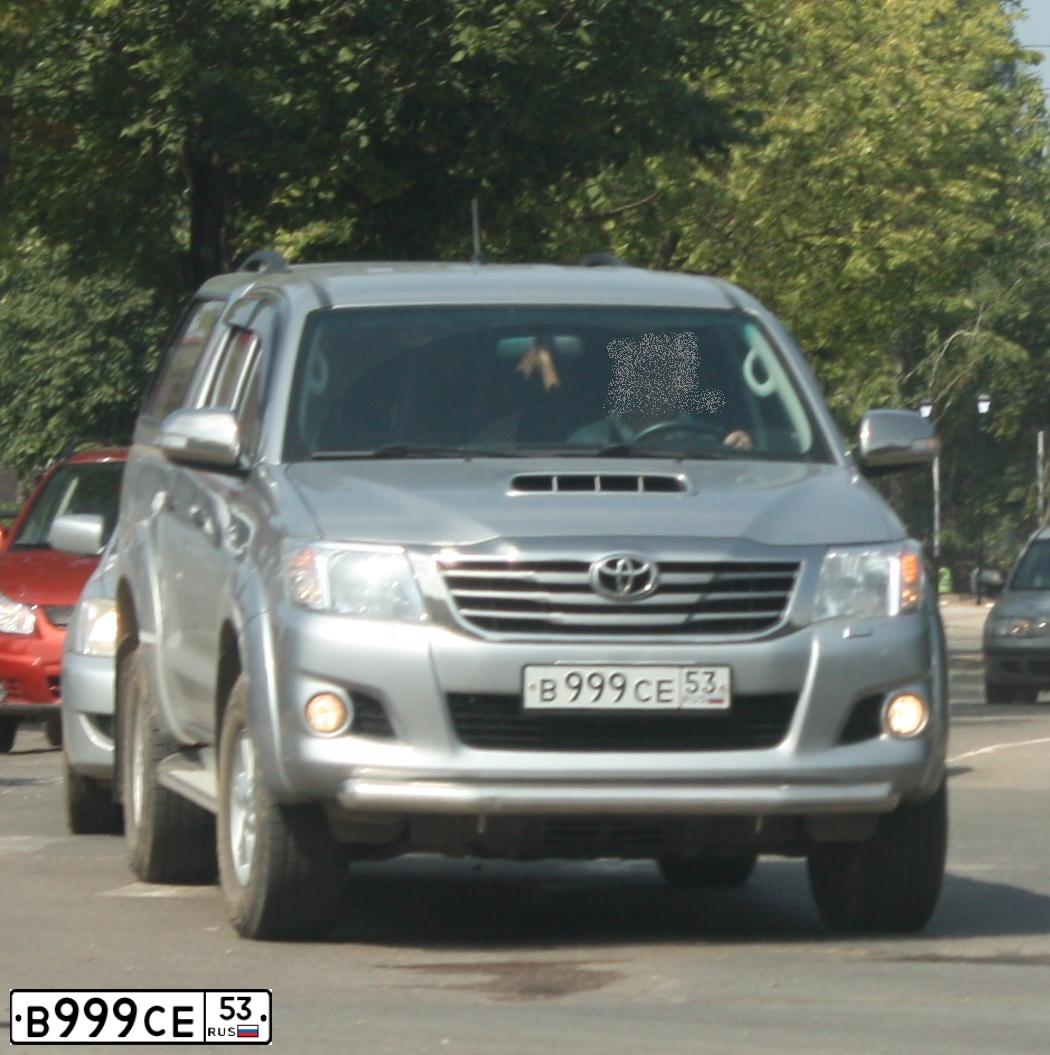 Фото автомобиля TOYOTA HILUX, 2015 — госномер Е472ТК53. Цвет: Серебристый