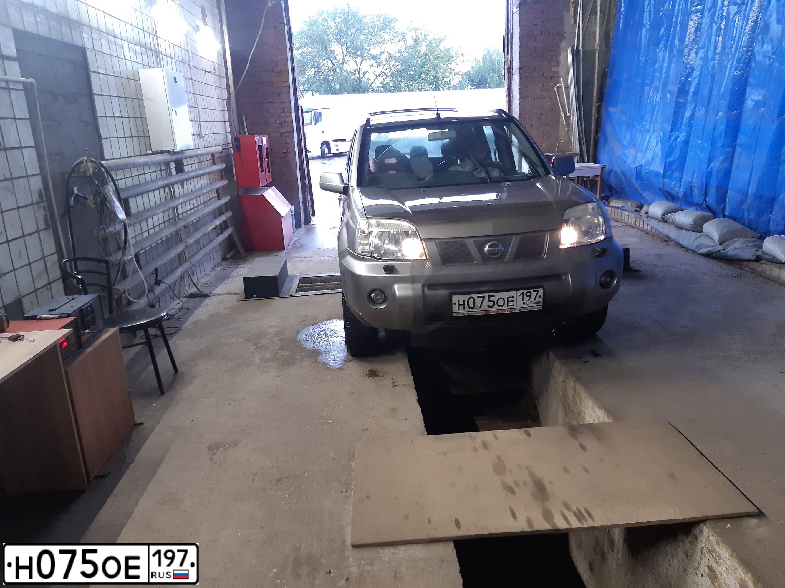 Фото автомобиля NISSAN X-TRAIL, 2005 — госномер Н075ОЕ197. Цвет: Серый