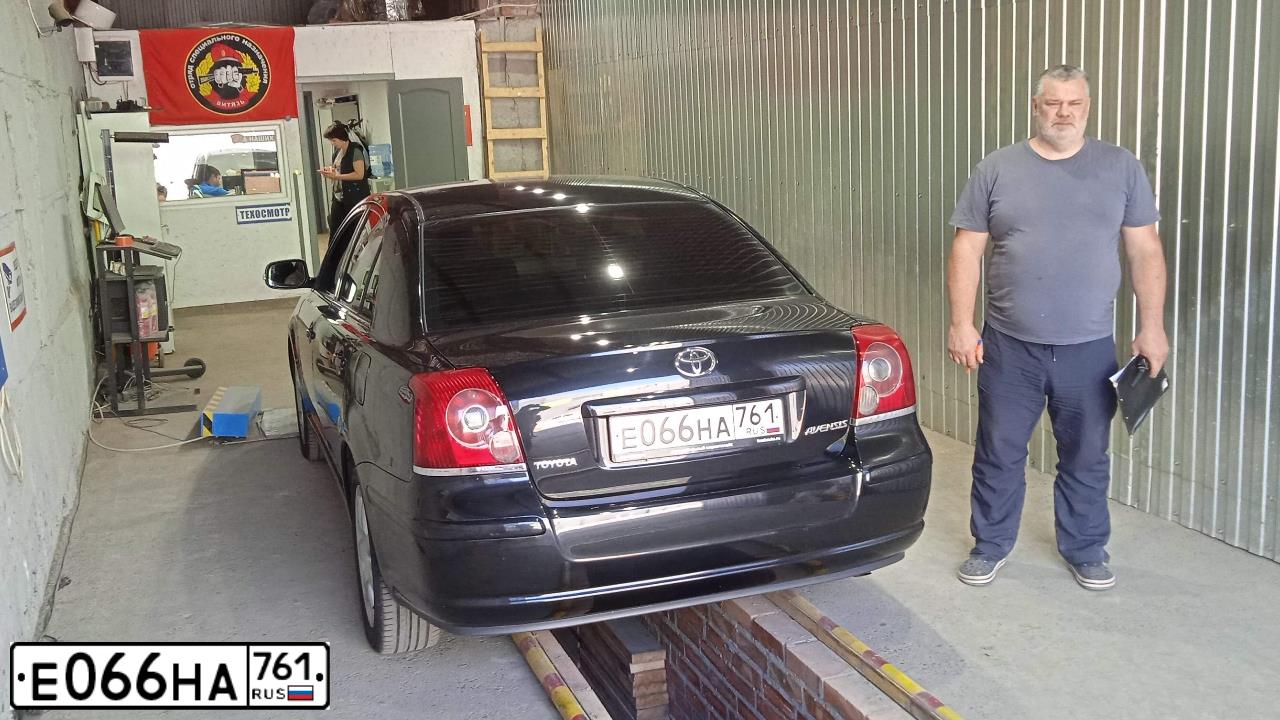 Фото автомобиля TOYOTA AVENSIS, 2007 — госномер Е066НА761. Цвет: ЧЕРНЫЙ