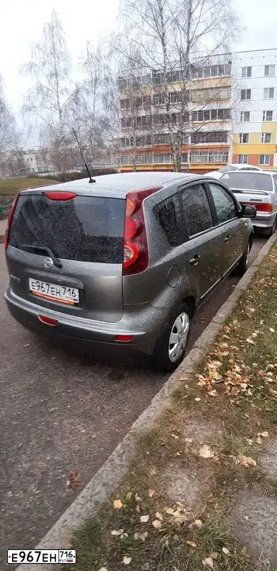 Фото автомобиля NISSAN NOTE, 2012 — госномер Н277АУ116. Цвет: СЕРЫЙ