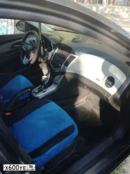 Фото автомобиля CHEVROLET CRUZE, 2011 — госномер Х600УЕ86. Цвет: СЕРЫЙ МЕТАЛЛИК
