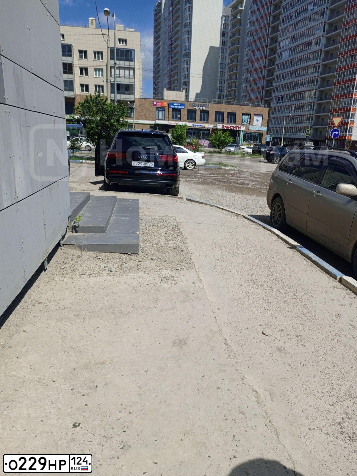 Фото автомобиля AUDI Q7, 2017 — госномер О229НР124. Цвет: ЧЕРНЫЙ
