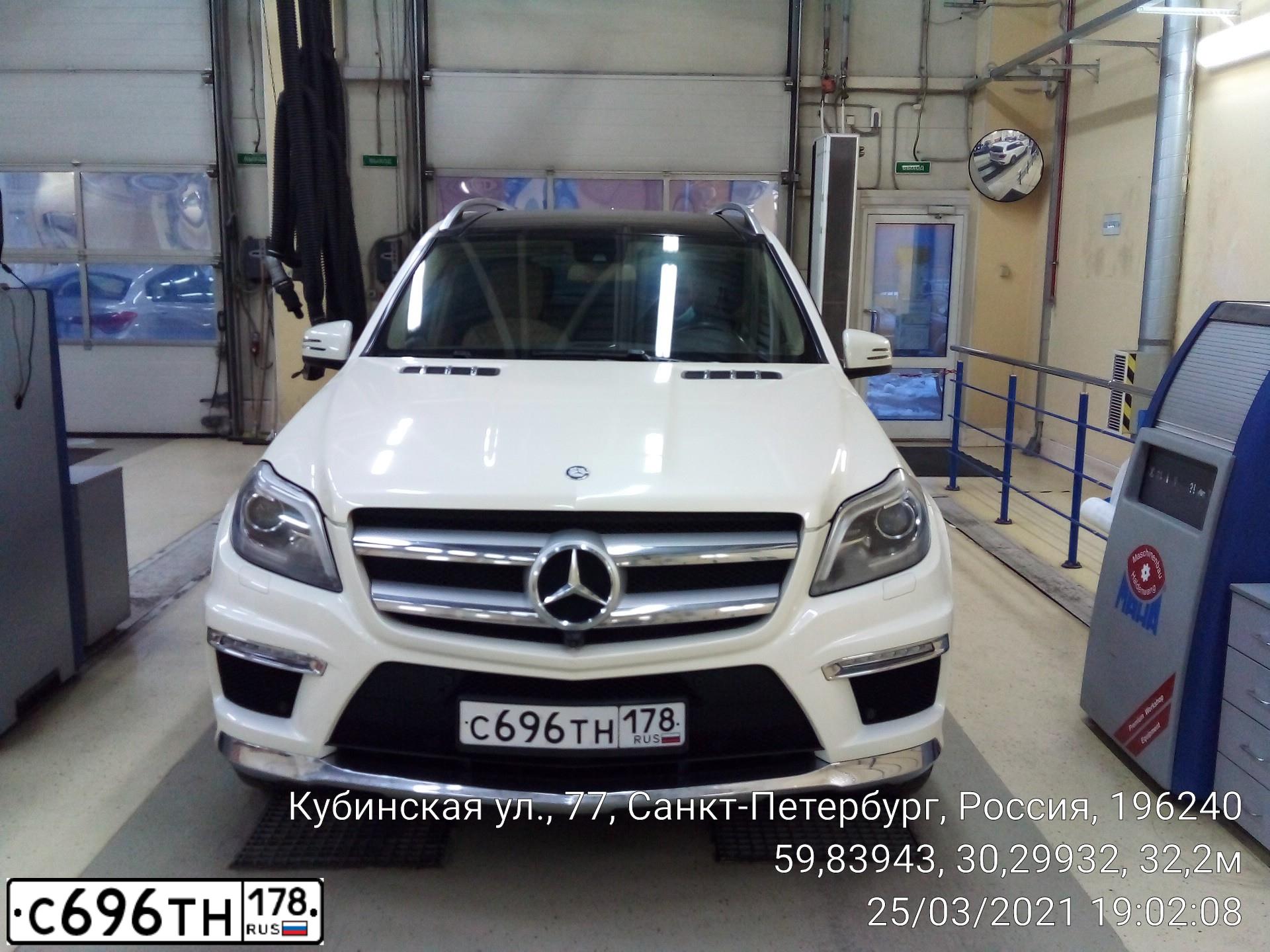 Фото автомобиля MERCEDES GL-KLASSE, 2015 — госномер С696ТН178. Цвет: БЕЛЫЙ