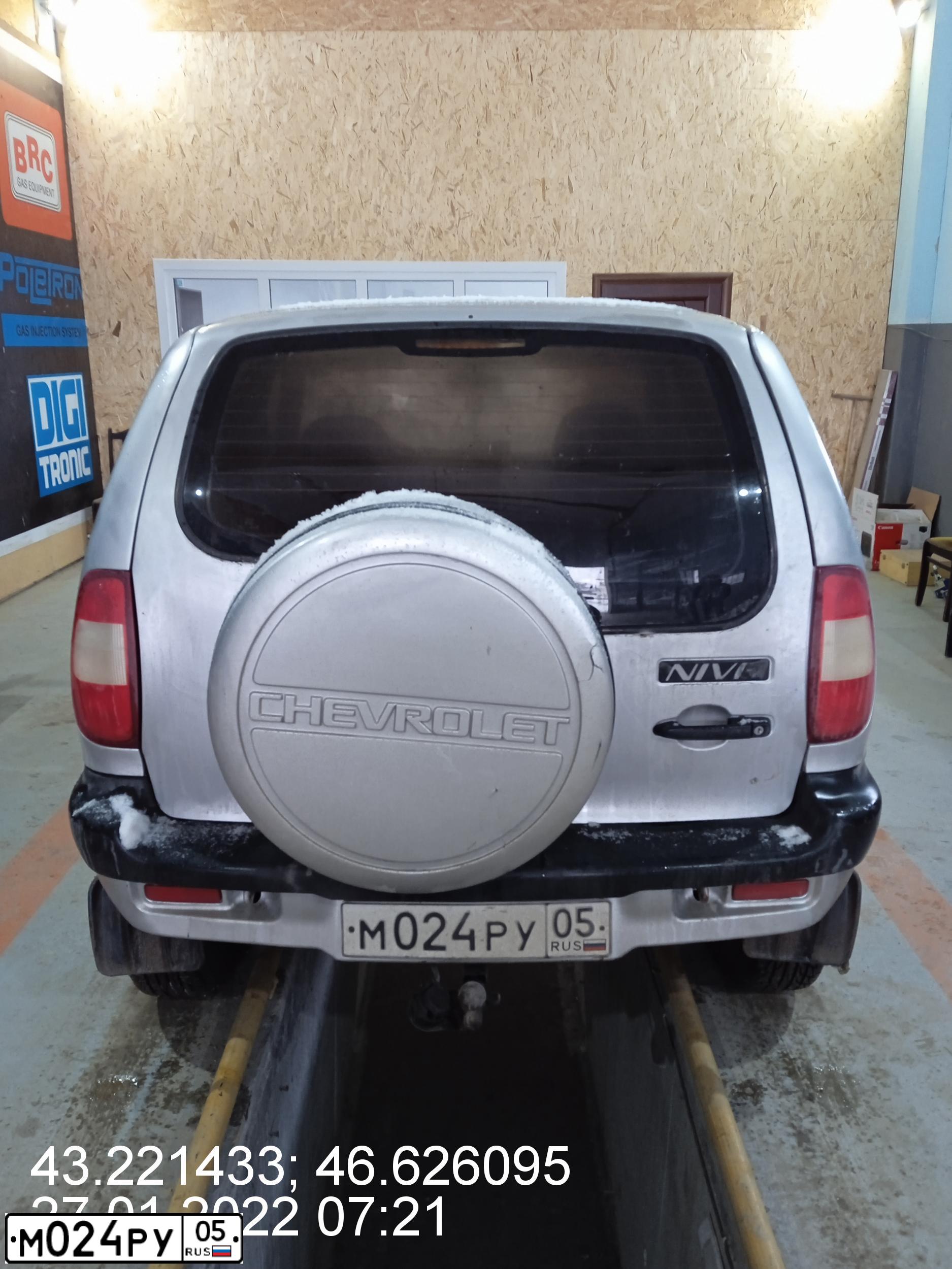 Фото автомобиля CHEVROLET NIVA, 2004 — госномер М024РУ05. Цвет: Светло-Серебристый металлик