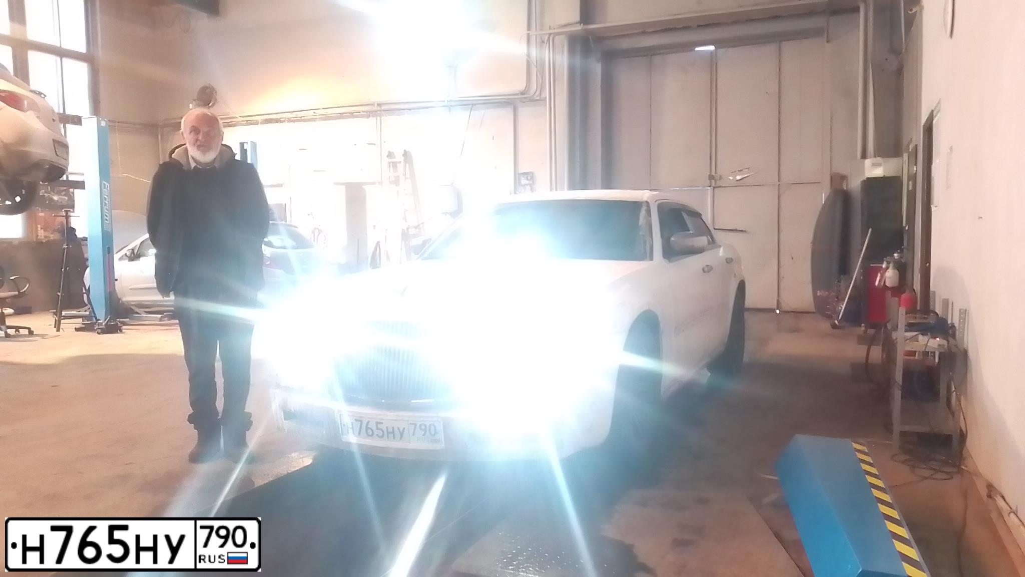 Фото автомобиля CHRYSLER SERIE 300, 2005 — госномер С454АХ550. Цвет: Белый